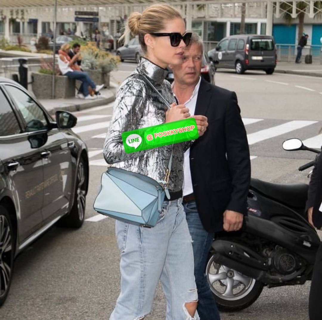 NEW IN! LOEWE CROSSBODY BAG VIP GIFT WITH PURCHASE (GWP) กระเป๋าถือหรือสะพาย Limited Edition จาก LOEWE PERFUME DUTYFREE COUNTER วัสดุ Leather Calfski หนังแท้ (หนังวัว) งานสวยตั้งอยู่ทรง สีสันสดใสทูโน ขนาดกำลังดี น้ำหนักเบา อะไหล่เงิน