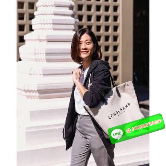 LONGCHAMP ESSENTIAL TOILE SHOULDER BAG L ECRU กระเป๋าสะพายไหล่ ใบใหญ่ สาวสายแบกไม่ควรพลาด ใส่เอกสาร แล็บท๊อป แฟ้มงานหรืออื่นๆใบเดียวจบคะ กระเป๋ามีความยืดหยุ่นและน้ำหนักเบา ปิดด้วยระบบสแน็ปอิน Longchamp ได้ปรับปรุงไลน์ผลิตภัณฑ์ ROSEAU อันเป็นสัญลักษณ์ใหม่ท