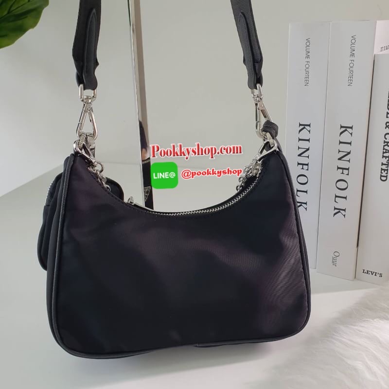 พร้อมส่งรุ่นใหม่ กำลังมาแรงมากค่ะ กับแบรนด์ PRADA ใบเดียวคุ้มมากค่ะ อุปกรณ์ ครบชุด ซื้อ1ได้ถึง3ไอเท็ม ทั้งสายยาว และกระเป๋าใส่เหรียญ และป้ายแท็คหนัง อย่างดี อะไหล่ปั้มแบรนด์แท้ทุกจุด วัสดุทำจากผ้า Nylon อย่างดี กันน้ำได้ อยู่ทรงสวย สามารถใส่กระเป๋าตังค์ใบ