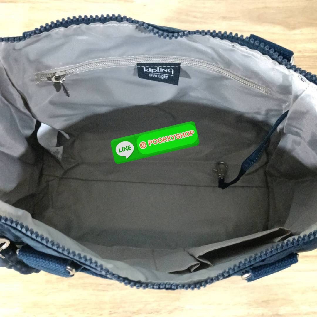 KIPLING AMIEL Medium Handbag กระเป๋าถือหรือสะพาย วัสดุ Nylon + Polyester ช่องหลักเปิด-ปิดด้วยซิป โล่ง กว้าง สามารถจุของได้เยอะ ด้านในมีช่องใส่ของทั้งซ้ายและขวา ด้านหลังมี ช่องลึกอีก 1 ช่อง พร้อมสายสะพายยาวปรับได้ free size เหมาะกับวันไปทำงาน วันสบายๆ สามา