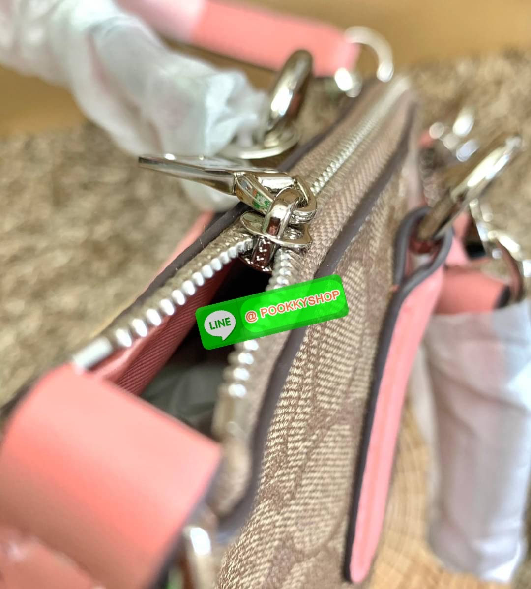 COACH 28989 KELSEY IN SIGNATURE CANVAS SHOULDER BAG กลับมาอีกครั้ง คุณภาพเต็ม100 เหมือนเดิม ไม่หักเลยจ้าา กระเป๋าทรงพัด หิ้วหรือสะพายข้างได้ หนังแท้ลายแคนวาส หนังนิ่มมากๆ สัมผัสแล้วคือใช่เลยจ้าา! เปิด-ปิดกระเป๋าแบบซิป ปากกระเป๋ากว้างหยิบจับสัมภาระง่าย ภาย