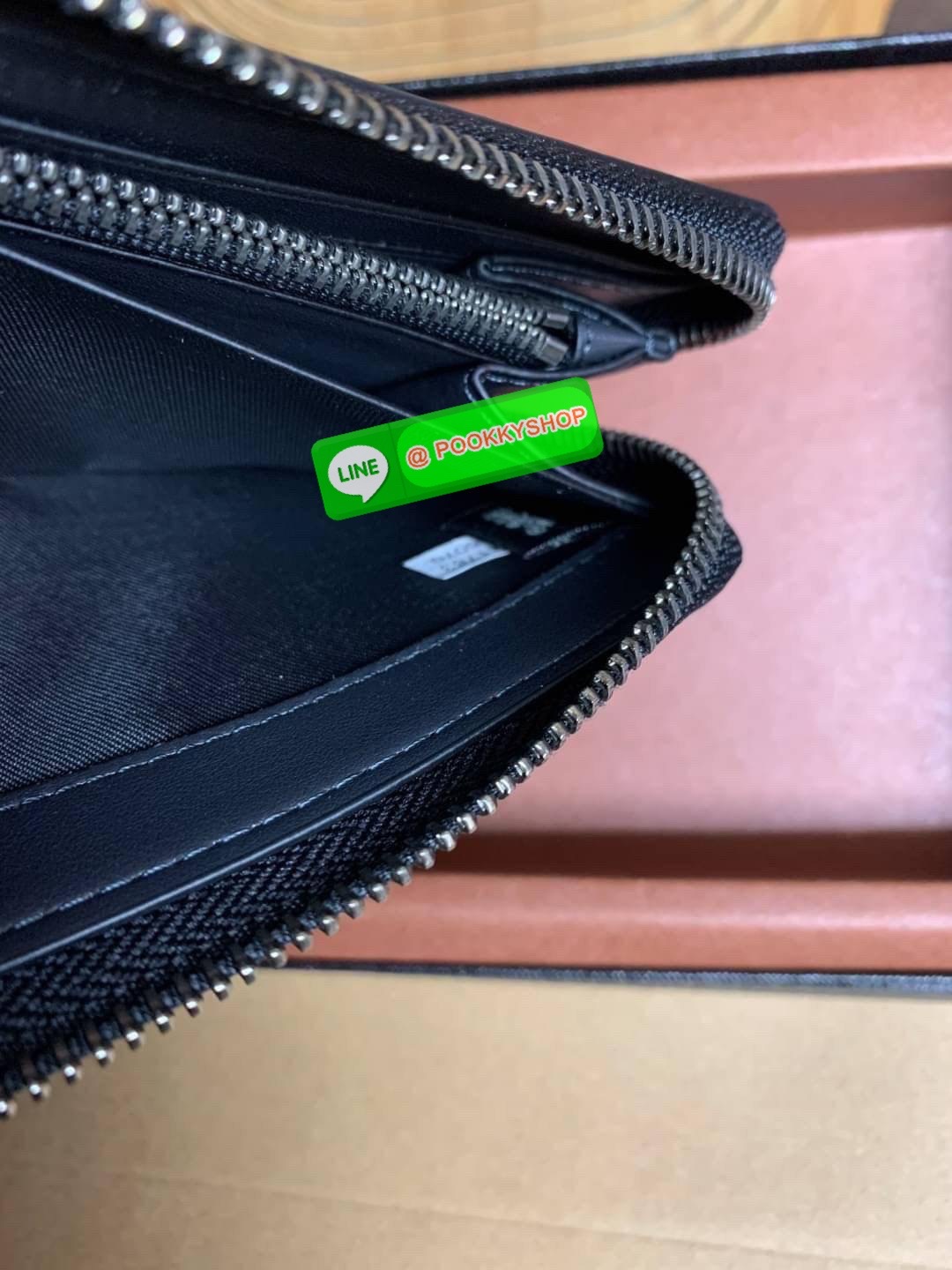 COACH ACCORDION ZIP WALLET IN SIGNATURE CANVAS กระเป๋าสตางค์ใบยาว ซิปรอบ ใช้งานง่าย ด้วยฟังค์ชั้น ด้านใน ใส่บัตรได้จุใจ มีช่องซิปใส่เหรียญตรงกลาง โดนใจหลายๆคนไปเรียบร้อยและคลาสสิค เรียบหรูดูแพงตลอดกาล ยกให้รุ่นนี้เลย