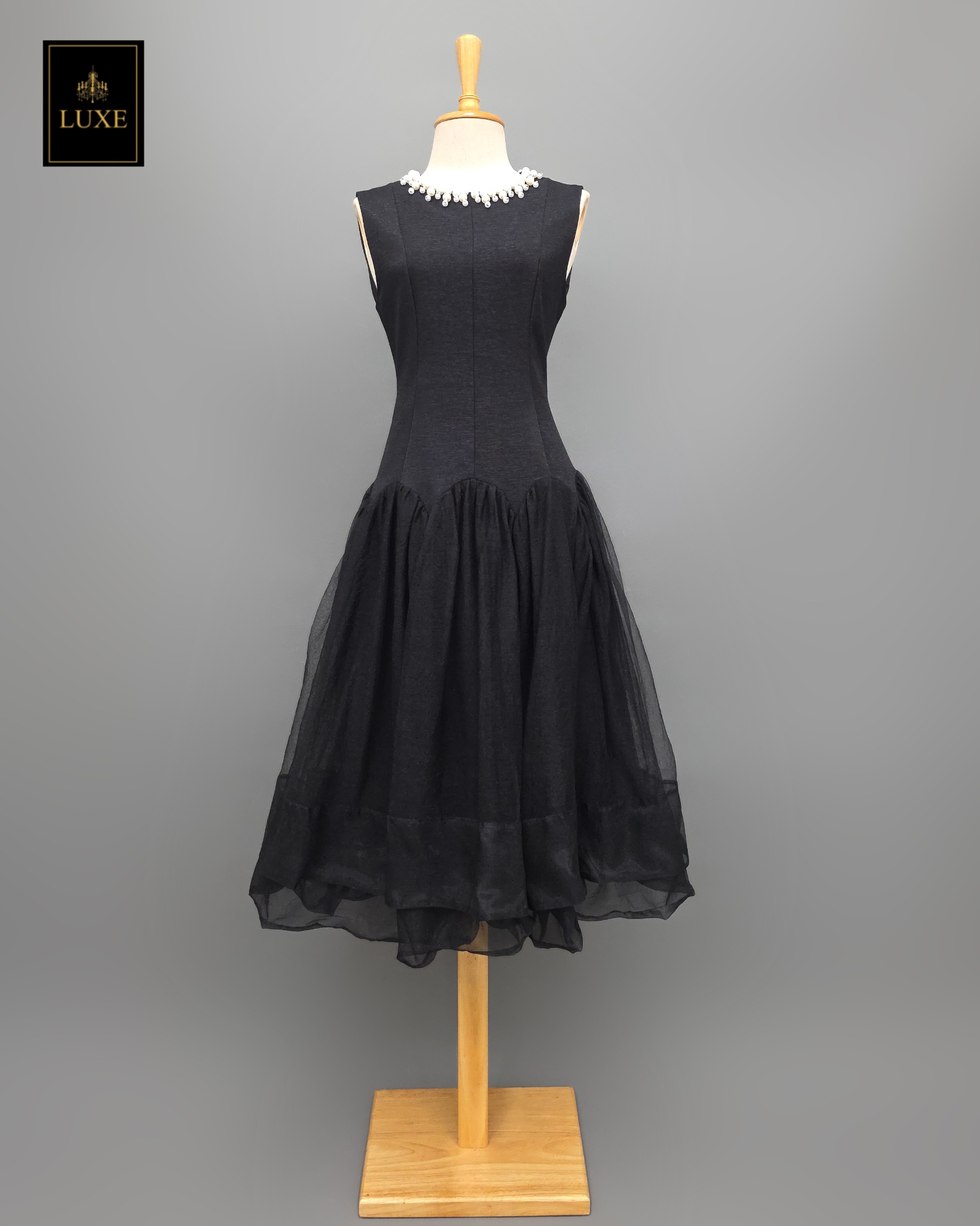 เดรสแฟชั่น เดรสเสื้อคอกลมแขนกุด กระโปรงบาน แต่งลูกปัดมุกรอบคอเสื้อ