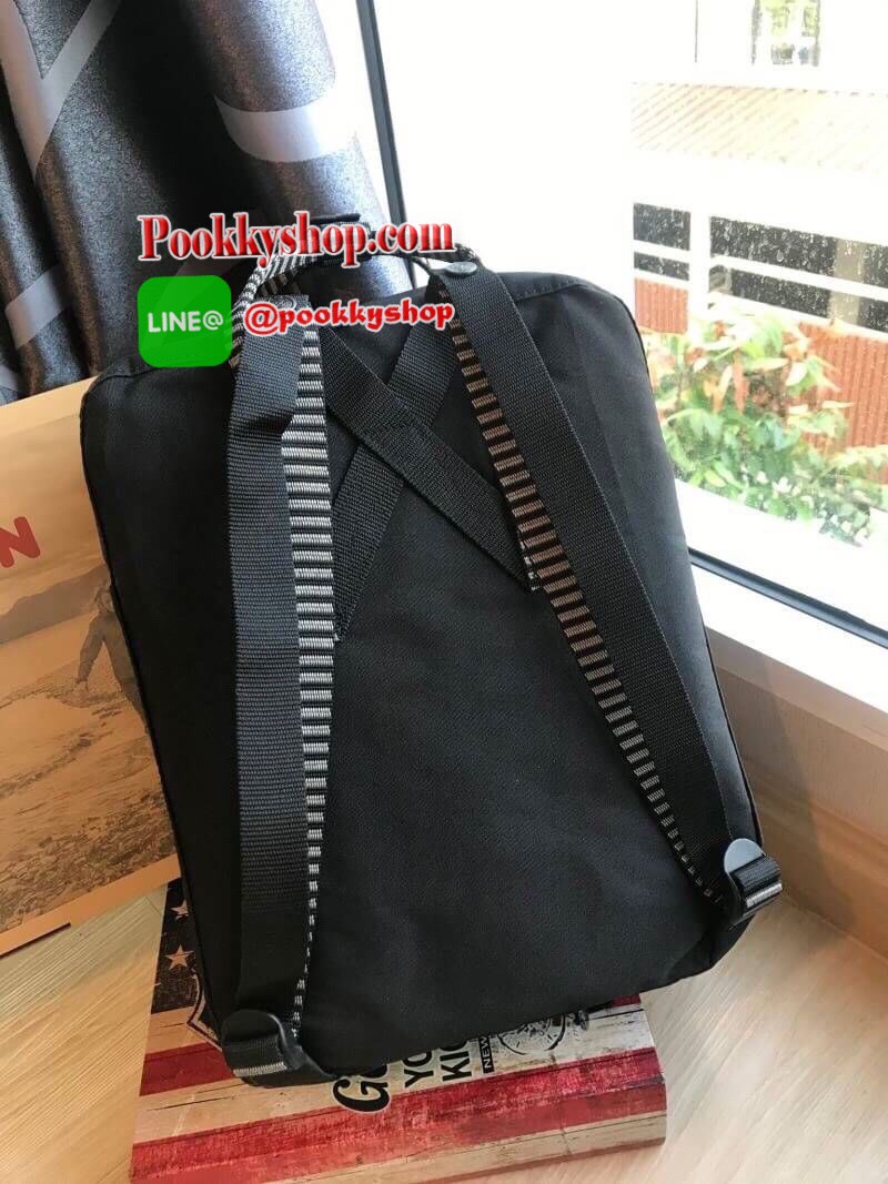 Classic มีกล่องแบรนด์ Kanken backpack รุ่น Classic แบรนด์ดังจากสวีเดนที่นิยมกันมากในหมู่วัยรุ่น กระเป๋าเป้ที่มีน้ำหนักเบา แต่มีความทนทาน และช่องว่างต่างๆมากขึ้น มีซิปหน้าสำหรับใส่ของกระจุกกระจิก และหูหิ้วทั้งด้านหน้าและด้านหลัง สำหรับการหิ้วถือได้สะดวก ใส