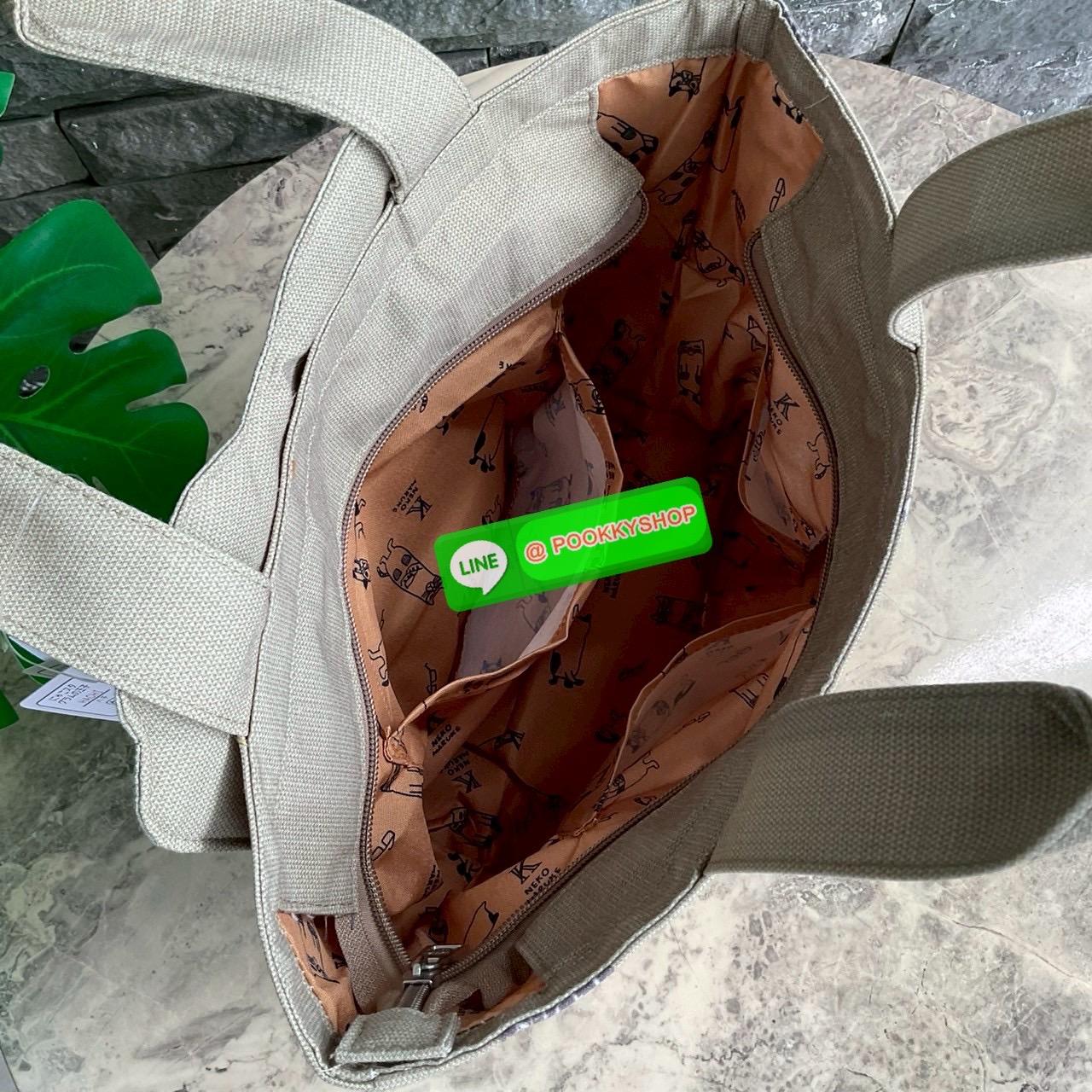 กระเป๋าถือ คล้องแขน ทรงโท้ทสุดเก๋และน่ารัก Nekomaruke Hamipoke Bag จาก Kusguru Japan กระเป๋าโท้ทสุดน่ารักใบนี้เหมาะสำหรับผู้หญิง และเป็นไอเทมใหม่ในคอลเลกชันฤดูใบไม้ผลิ/ฤดูร้อน 2025