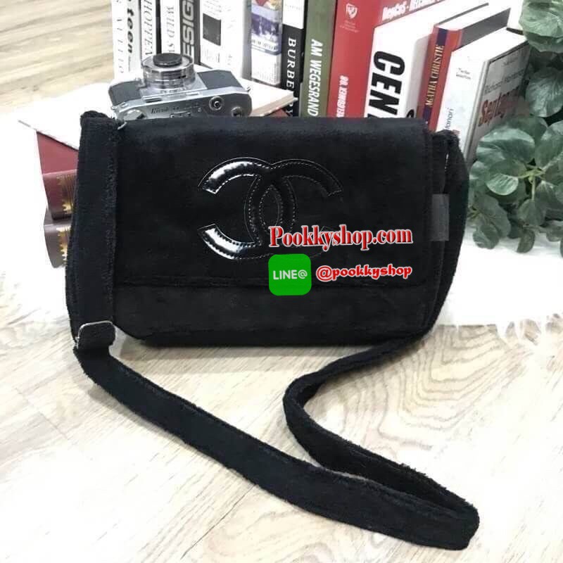MUST HAVE! Chanel Beaute Crossbody Bag กระเป๋าถือหรือสะพายพรีเมี่ยมของเเท้จาก Chanel Cosmetic Counter VIP Gift รุ่นแนะนำวัสดุขนวูฟสีดำหนานุ่มตัดโลโก้แบรนด์หนังแก้วสวยโดดเด่น น้ำหนักเบา เปิดปิดด้วยฝาปิดกระดุมแม่เหล็ก ใบใหญ่กำลังดีใส่ ipad กระเป๋าสตางค์ใบยา