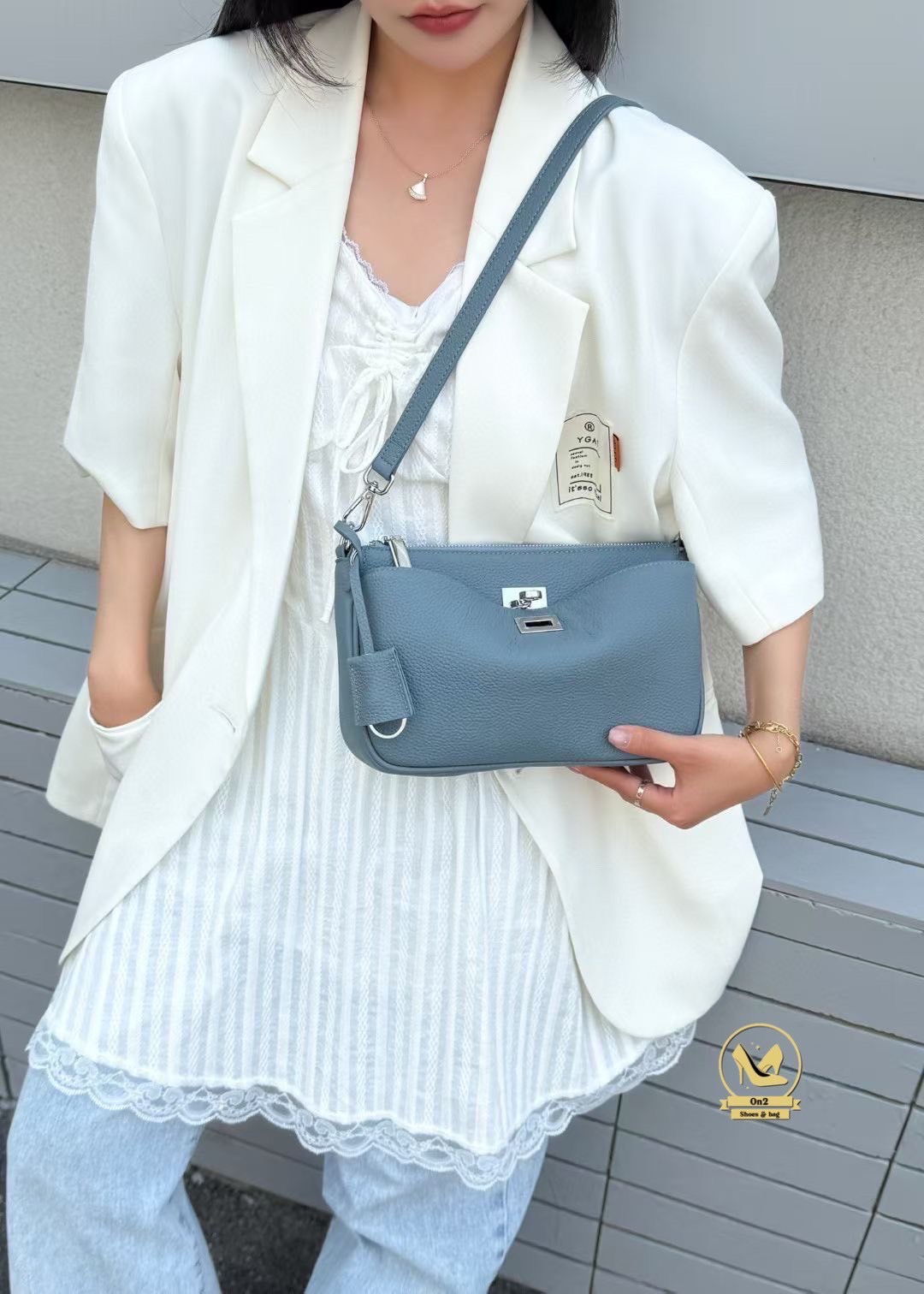 Balenciaga rodeo size mini รุ่นนี้ best seller !!! วัสดุตัวกระเป๋าทำจากหนังวัวแท้ cow leather อะหลั่ยสีเงิน งานจริงสวยมาก กระเป๋ามี 2 ช่อง กระเป๋าสามารถลอคได้ทั้ง 2 ช่อง สายสั้นสะพายขึ้นไหล่ได้ ด้านหลังมี 2 ช่องกระเป๋า มาพร้อมสายยาวทำจากหนังตัวเดียวกับกระ