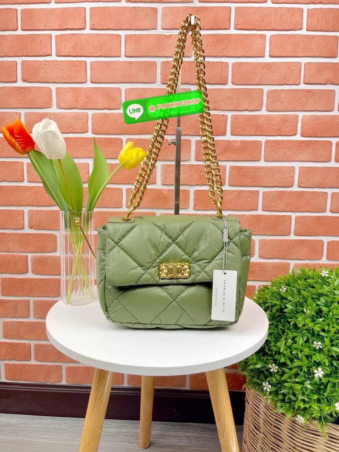 Charles & Keith Paffuto Padded Shoulder Bag มาเพิ่มสีสันให้กับสไตล์ในวันพักผ่อนสบายๆของคุณให้ดูสนุกขึ้น ด้วยกระเป๋าสะพายไหล่ขนาดกลางที่โดดเด่นด้วยหนังเย็บบุลายตาราง โก้หรูด้วยดีไซน์ตัวล็อคโลหะที่เข้ากับสายสะพายโซ่ เปิดปิดแบบตัวหมุนล็อก ด้านในจุของได้เยอะ