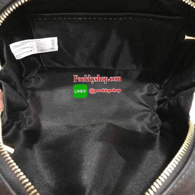 Don’t Miss! NEW ARRIVAL! CHARLES & KEITH SMALL CLASSIC CROSSBODY BAG กระเป๋าสะพายทรงเหลี่ยมรุ่นชนช็อปขนาดกำลังดีหนังสวยอยู่ทรงมีเทคเจอร์ เปิดปิดด้วยซิปหัวซิปแบรนด์ สามารถใส่ iphone ของใช้ได้เยอะมาพร้อมสายสะพายหนังถัก Crossbody ได้ เป็นอีกหนึ่งรุ่น Best Se