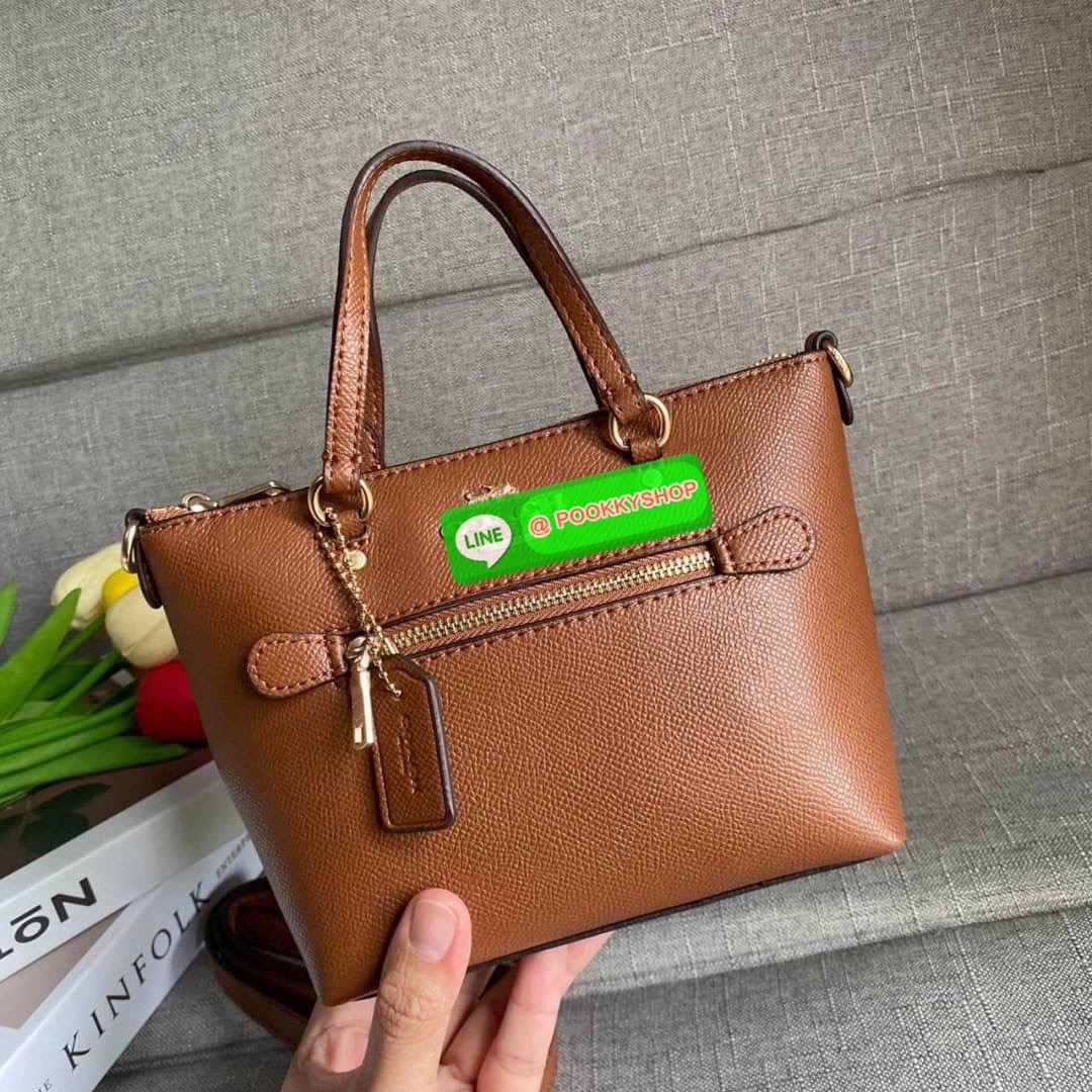 Coach Mini Gallery Crossbody With Stripe Heart Print (coach ca793) กระเป๋าสะพายข้าง เทรนรุ่นเล็กมาแรงวัสดุหนังแท้ทั้งใบ เปิดปิดด้วยซิป มีช่องใส่บัตรเครดิต 2 ช่อง ซับในผ้า สายสะพายถอดได้ สามารถสะพายข้างหรือสะพายไหล่ได้