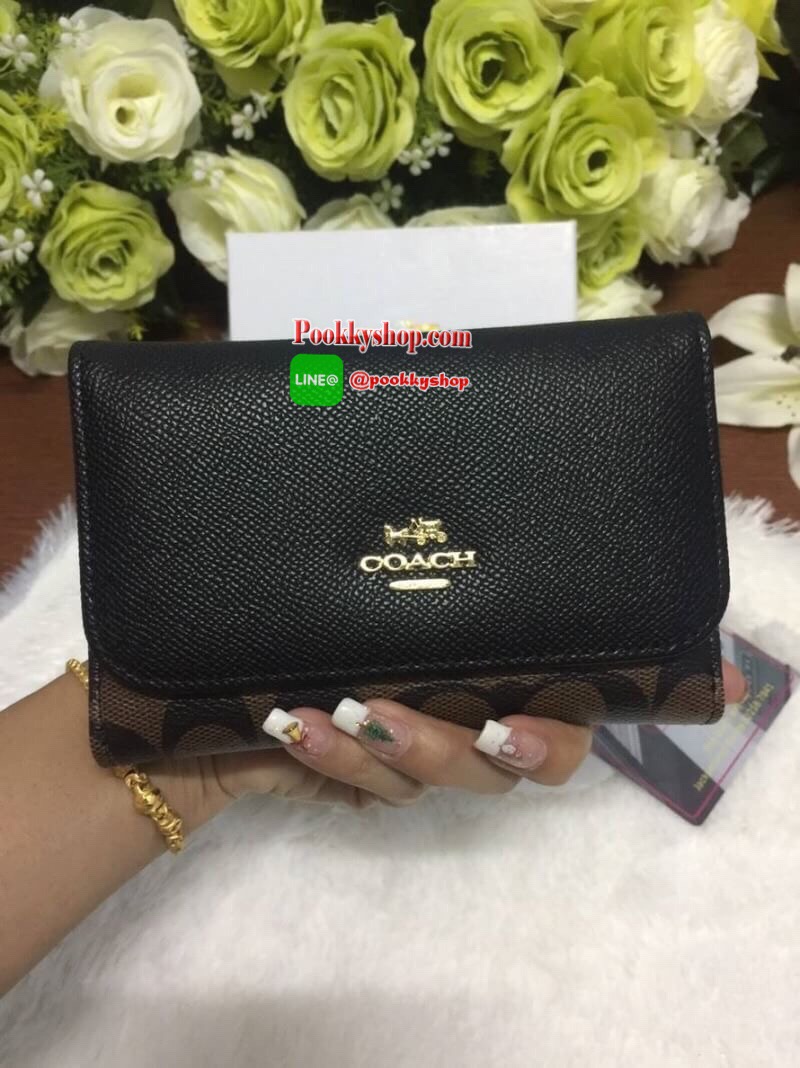 COACH รุ่น F32485 MEDIUM ENVELOPE WALLET IN SIGNATURE CANVAS (IMAA8s) กระเป๋าสตางค์สามพับ วัสดุ Siganture Coated Canvas เปิด-ปิดกระดุมแป๊ก ใส่บัตรได้มากกว่าสิบใบ ขนาดกำลังดี ดีไซต์โทนสีได้น่ารักมากๆ โลโก้สีทองประดับด้านหน้า น้ำหนักเบา สวยหรูตามสไตล์Coach