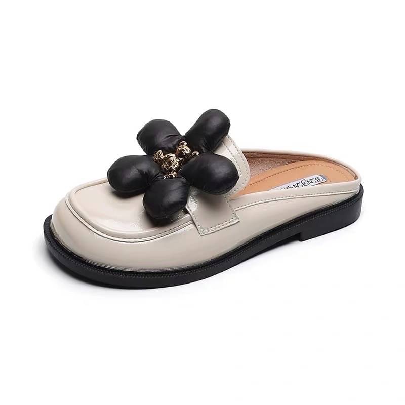 รองเท้าเกาหลีเกาใจน่ารักไม่ไหวรุ่นนี้ เป็นทรงปิดหน้าด้านหน้ามีแต่งดอกไม้ใหญ่ประดับติดด้วยน้องหมีสีทองดีมาก ด้วยรองเท้าเป็นหนังเปิดหลังสวมใส่ง่าย คู่นี้แมทช์กับชุดไหนก็เริ่ดไม่ซ้ำใครแน่นอนค่ะ