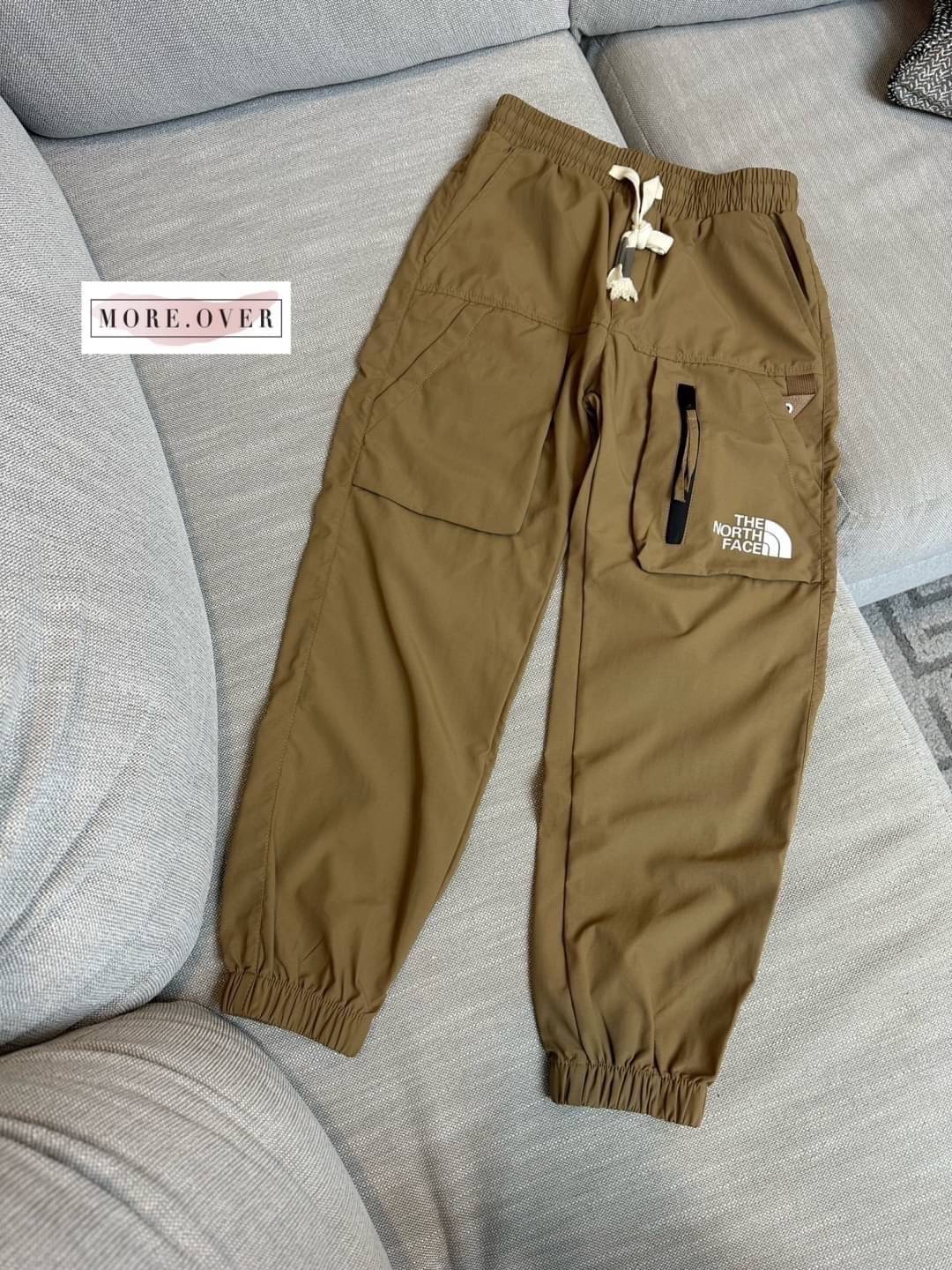 รุ่นใหม่ล่าสุดชนช็อปเลยจ้า กางเกงขายาวเนื้อผ้าร่มปลายขาจั้ม THE NORTH FACH ลุคสป็อตเท่ๆค่ะ เนื้อผ้าอย่างดี คุณภาพการันตี มีป้าย tag แบรนด์