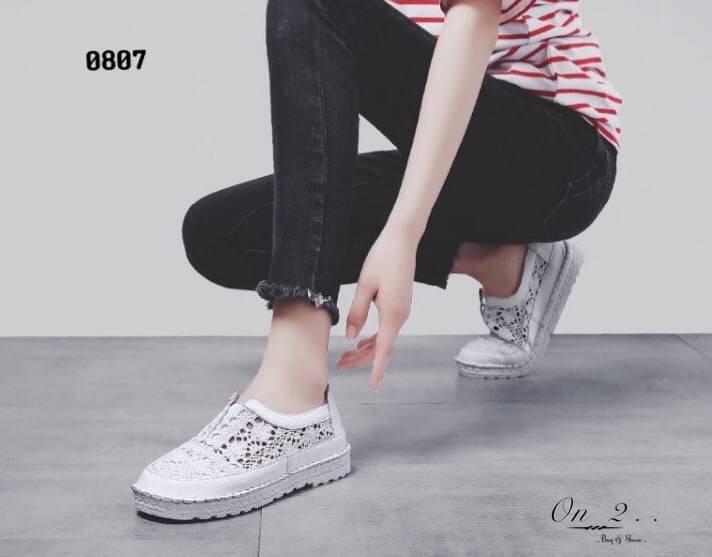 สวยแค่ไหนถามใจดู รองเท้าผ้าใบลูกไม้งานจริงสวยมากก ใส่ง่ายด้านหน้าเป็นยางยืด พื้นเสริมกันลื่นใส่เข้ากับชุดง่ายได้ทุกชุด มา2สี