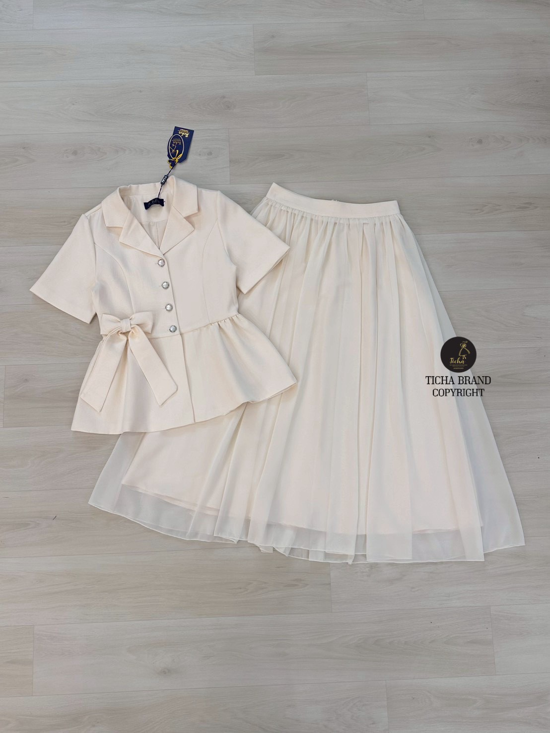 ชุดเซทแฟชั่น Set.3 ชิ้นเสื้อ+ กระโปรง+เข็มกลัด เสื้อแขนสั้นคอปกสีครีม แต่งชายปลายออก