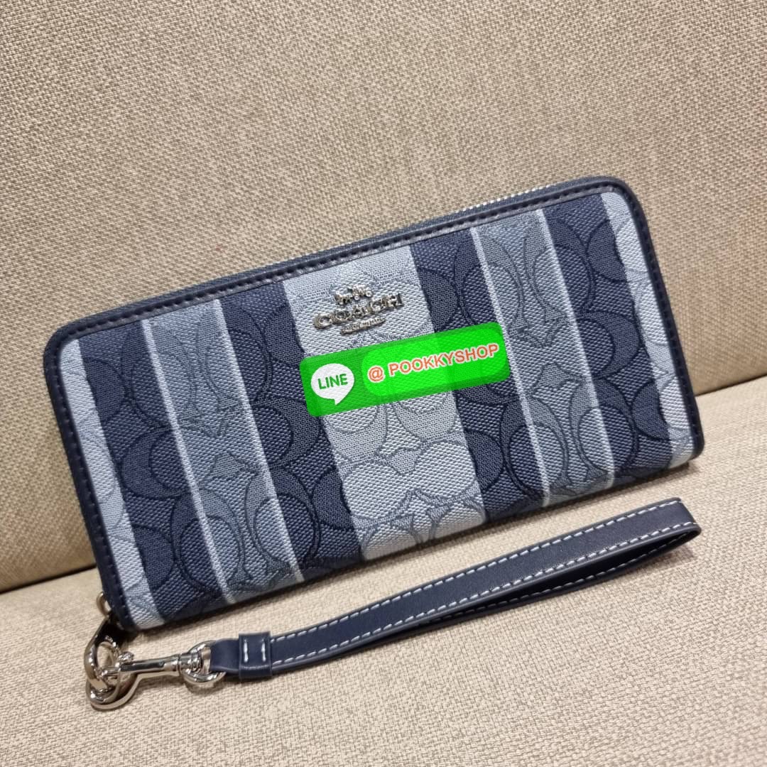 COACH C8313 LONG ZIP AROUND WALLET WITH SIGNATURE JACQUARD WITH STRIPES พร้อมเสิร์ฟความเลิศหรู ใหม่ล่าสุด กระเป๋าสตางค์ใบยาวกึ่งคล้องมือ ดีไซน์ผู้ดี๊ผู้ดี รุ่นขายดี ถือใช้คือขับผิวสุด!! วัสดุผ้า jacquard ลวดลายดูแพง มาพร้อมสายคล้องมือ ถอดออกได้ ภายในใส่บั