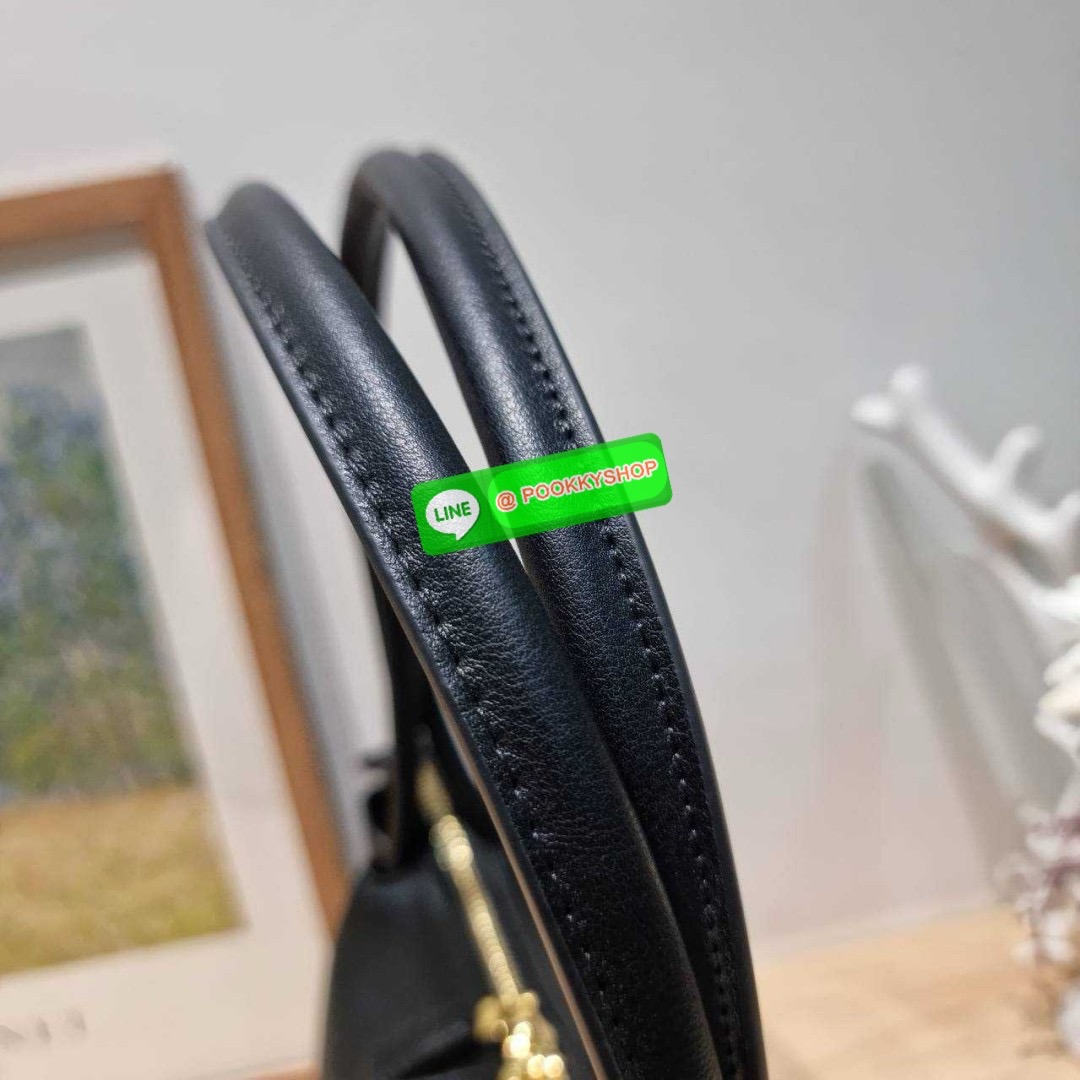 PRADA MEDIUM LEATHER HANDBAG 🔆 Details สะเทือนวงการแฟชั่นแบบสุด! กับกระเป๋าสะพายไหล่พรีเมี่ยมกิ๊ฟ ดีไซน์เก๋และมาแรงมาก สาวๆหนุ่มๆติดแกลมต้องไม่พลาด สวยดูแพง หูสะพายคล้องไหล่สะดวก ปากกระเป๋ามีซิปรูดเปิดปิดง่าย ภายในแบ่งสัดส่วนสวย โล่งกว้าง มีทั้งช่