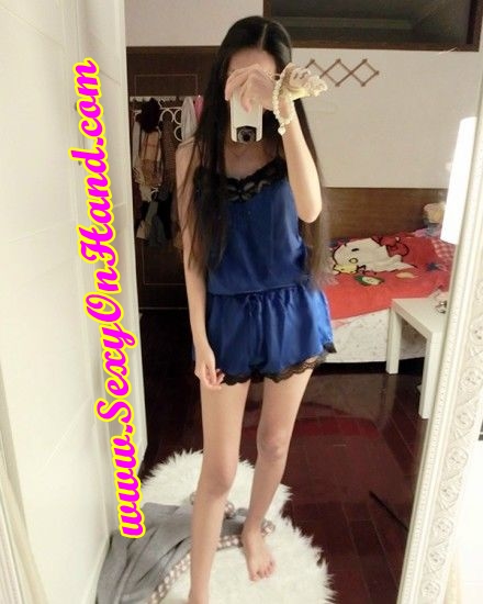 ชุดนอนเซ็กซี่ ชุดนอน ขาสั้่น จั๊มสูท ผ้าไหมเทียม สีน้ำเงินสด แต่งขอบลูกไม้ขาว เปลือยหลังช่วงบน แต่งสายไขว้ ด้านหลัง ช่วงเอวมีเชือกดึงปรับขนาดเอวตามหุ่น แบบเซ็กซี่ เก่ๆ เนื้อผ้าเย็นสบายคะ