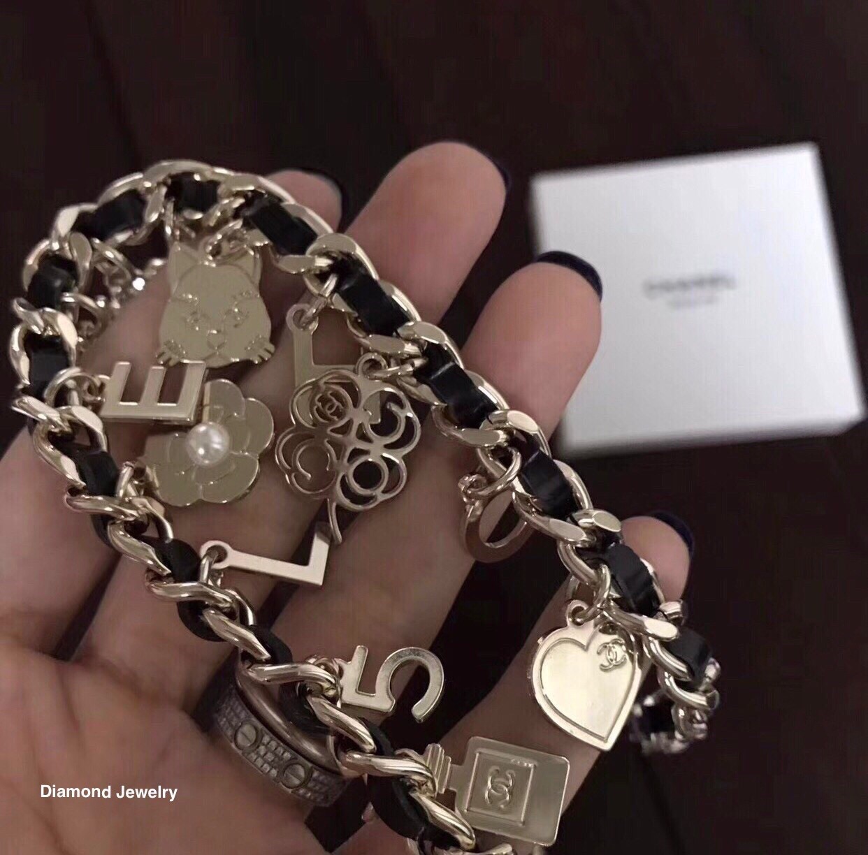มาเพิ่มแล้วคะ Hi-End Quality !!!! Chanel Bracelet สร้อยข้อมือชาแนล งานซุปเปอร์ไฮเอนคะ อะไหล่ แสตนเลส งานเกรดแพงที่สุดในตลาด น้ำหนักใกล้เคียงของจริงที่สุด งานอย่างดี อะไหล่เงาวับ วิ้งมาก หอมกลิ่นหนังแท้ทุกตัว สั่งผลิตจากต้นแบบแท้ ดาราเซเลปใส่กันแทบทุกคน ใส