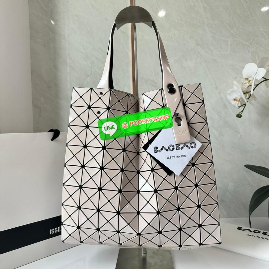 BAO BAO PRISM PLUS Handbag (Large) 🔖กระเป๋าถือจากแบรนด์ BAO BAO ISSEY MIYAKE ดีไซน์คลาสสิกทรงสี่เหลี่ยม มาพร้อมลวดลายสามเหลี่ยมที่มีมิติ 🔖วัสดุ: โพลีเอสเตอร์ ผสมหนัง 🔖 ปากกระเป๋าเปิด ซับในเป็นไนลอน มีช่องกระเป๋าด้านในและหูหิ้วกระเป