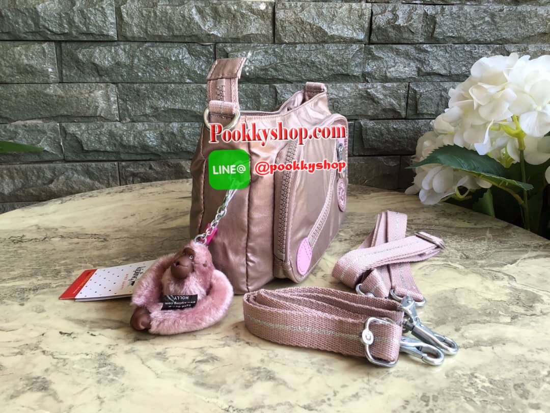 Kipling milos crossbody bag (K13696) กระเป๋าสะพายข้าง crossbody ขนาดกำลังดี มี 2 สาย สายสะพายสั้น ถือเป็นทรงพอรช์(pochette)ถอดเปลี่ยนสลับกับสายยาวได้ มีช่องซิปใช้งาน3ช่อง 2ช่องใหญ่ภายในมีเล็กแยกเป็นสัดส่วน ใส่มินิไอแพค กระเป๋าสตางค์ยาวได้ ด้านหน้ามีช่องซิ