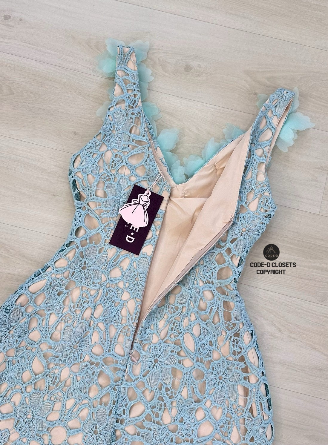 เดรสแฟชั่น มินิเดรสสีเขียวมินต์ ดีเทลผ้าลูกไม้ทั้งชุด มีซัปในสีครีมมาอย่างดี