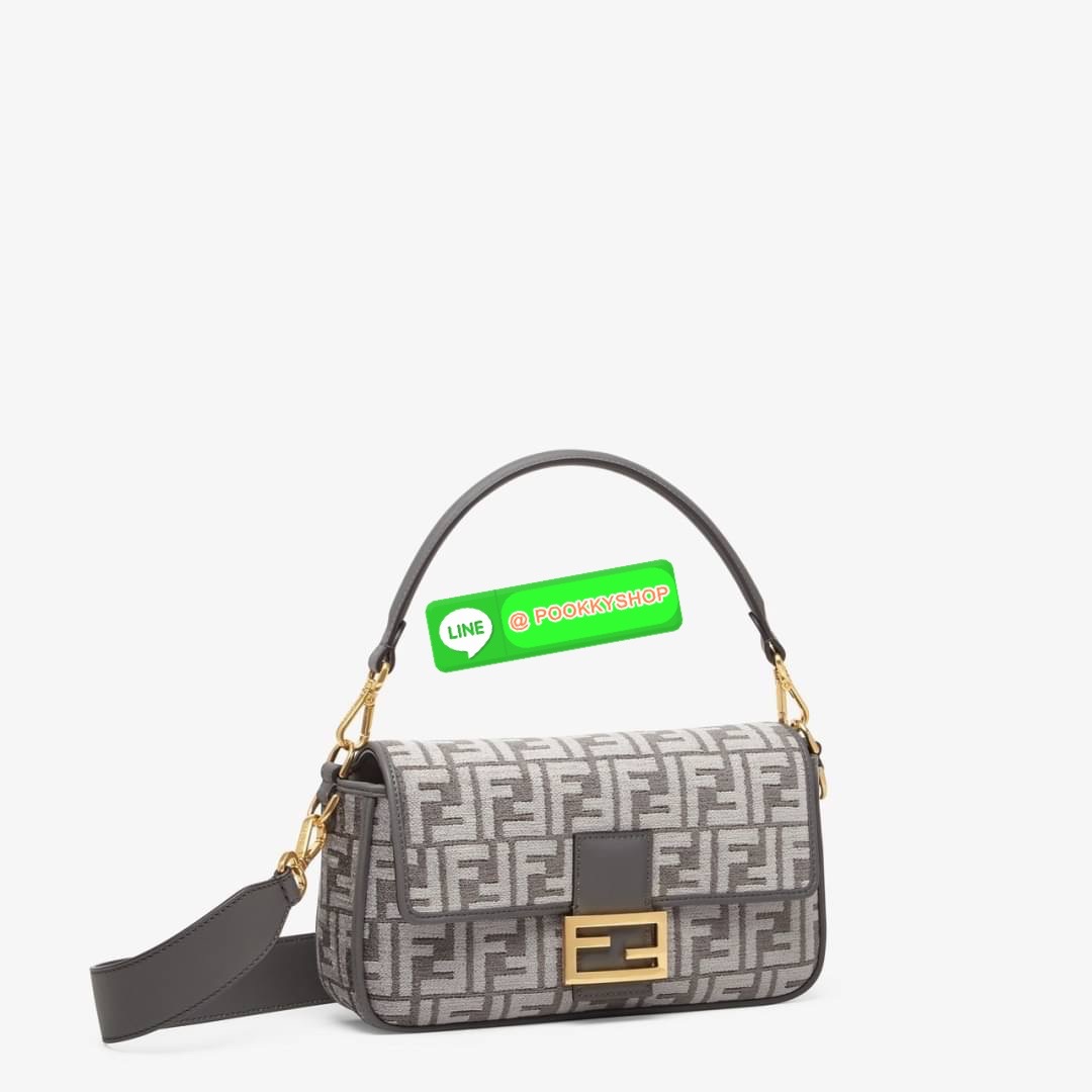 New Arrivals!!! Fendi Baguette Dark Gray FF Tapestry Fabric Bag กระเป๋าทรง Baguette ขนาดกลาง วัสดุผ้าเซนิล พร้อมลวดลาย FF สีเทาเข้ม ปิดท้ายด้วยรายละเอียดหนังแบบทูโทนและประดับด้วยตัวล็อค FF โดดเด่นด้วยฝาปิดด้านหน้าตัวล็อคแม่เหล็กช่องด้านในบุด้วยผ้าหนังกลับ