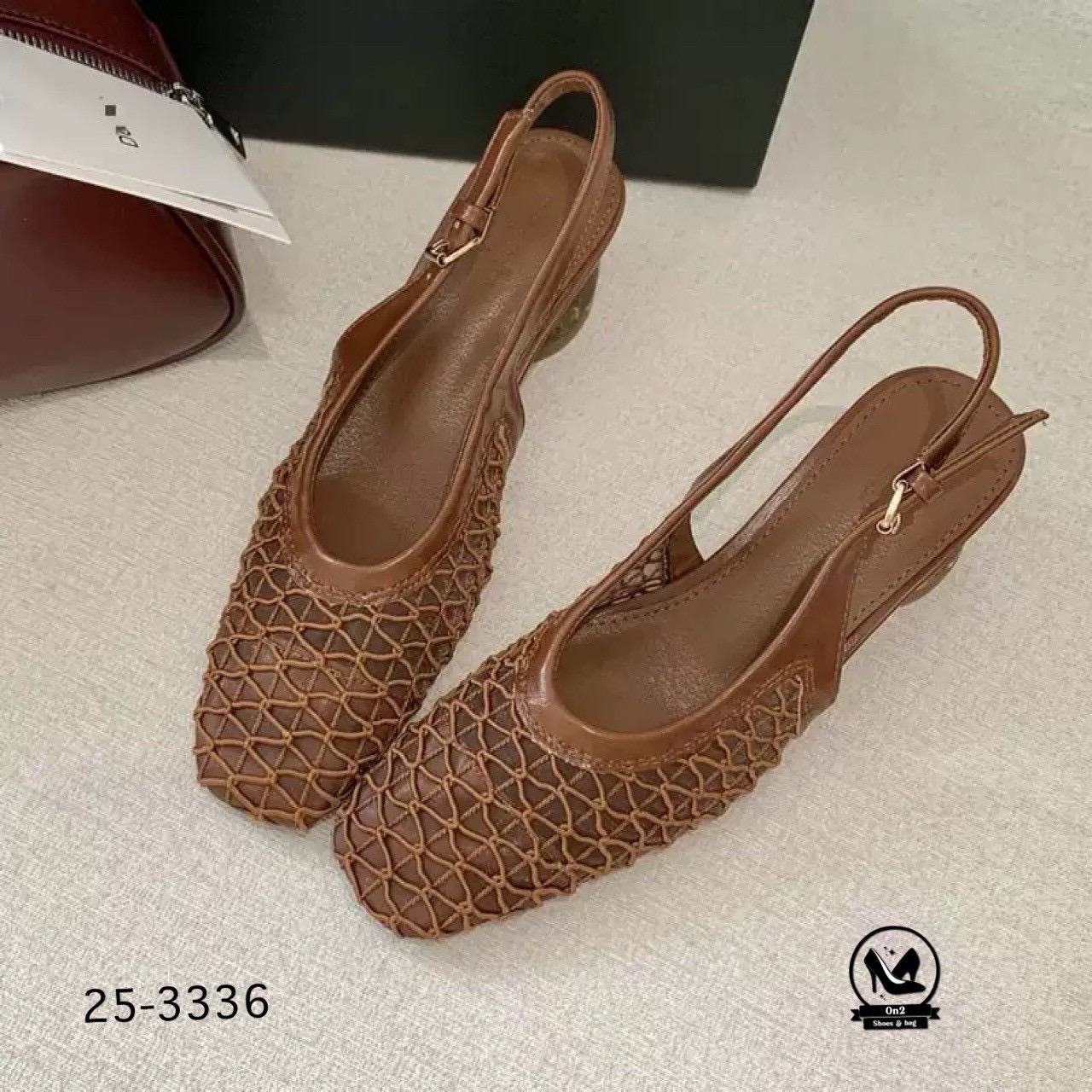 รองเท้าทรงบัลเล่ต์ ส้นสูงรัดส้น สวย หรู ดูดี มีสไตล์ ตอบโจทย์สาว ๆ ที่มองหาความสบายแต่ยังคงความแฟชั่น ด้วยดีไซน์หัวเหลี่ยมและ ส้นแก้วทรงกลม ที่เป็นเอกลักษณ์ ทำให้ดูทันสมัยและโดดเด่นไม่ซ้ำใคร