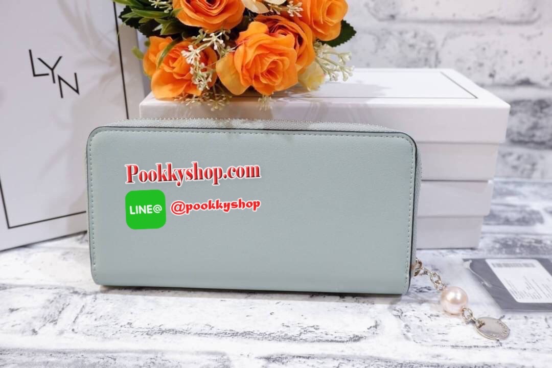 Lyn กระเป๋าสตางค์ใบยาว ด้านหน้าปั๊มโลโก้แบรนด์ แต่งโลหะทอง ด้านในมีช่องใส่บัตรเยอะมาก และมีช่องซิบ ตัวจับซิบแต่งไข่มุกเม็ดโตๆห้อยป้ายโลหะปั๊มโลโก้แบรนด์ด้วยสวยมากเกินหน้ามากค้าาา