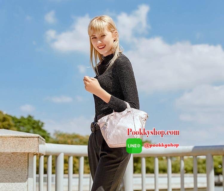 KILING NORI Handbag & Shoulder bag กระเป๋าถือหรือสะพายขนาดกลาง ทำจากวัสดุ ผ้า Nylonเคลือบ+Polyester น้ำหนักเบา จุดเด่นที่ช่องหลักมีขนาดใหญ่ พร้อมช่องซิปแยกย่อย สามารถใส่สัมภาระได้เยอะ มาพร้อมสายสะพายยาว สามารถปรับระดับได้ตามความต้องการ มีพวงกุญแจลิงห้อยตา