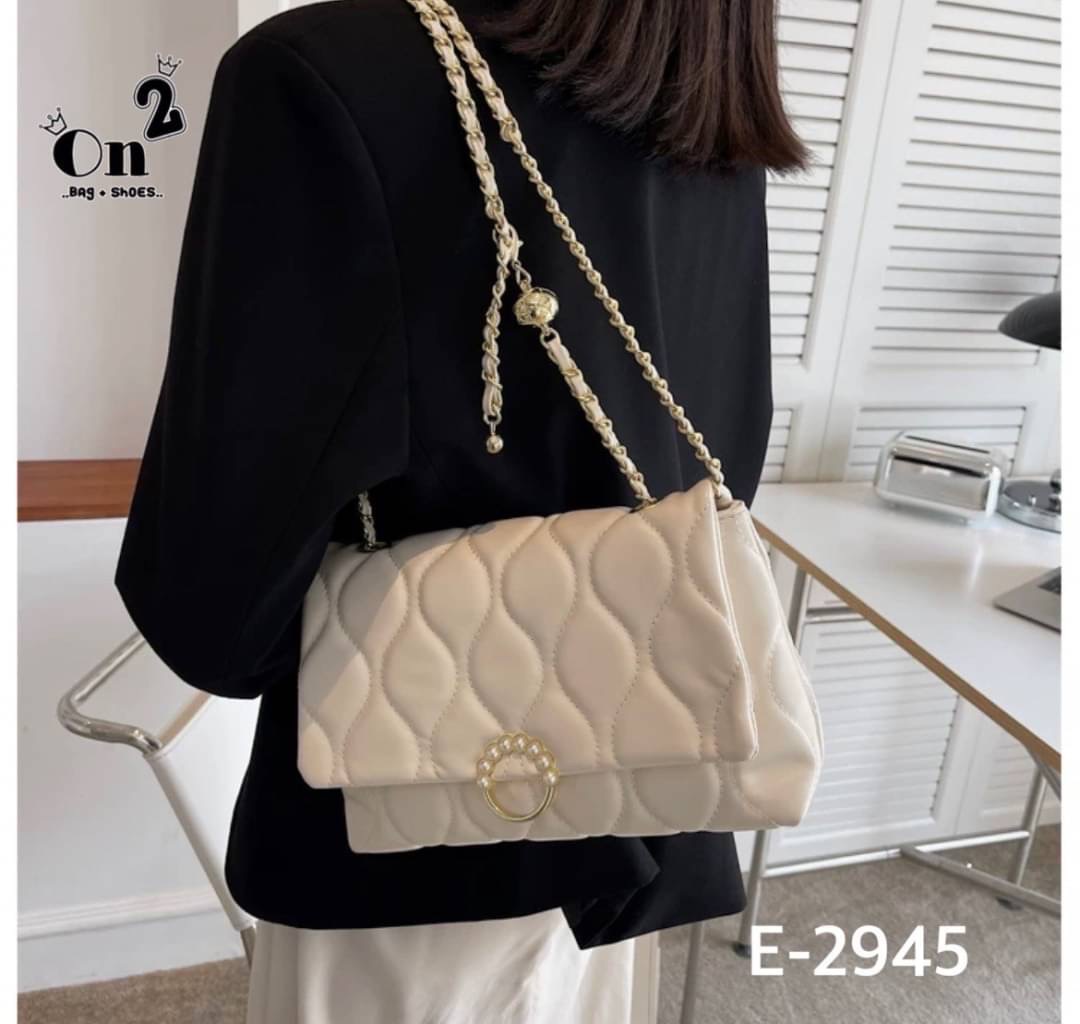 กระเป๋าสะพายมาใหม่ งานสไตล์แบรนด์ เปิดหน้า สายสะพายยาวแบบครอสบอดี้หรือดึงขึ้นสะพายข้างได้ค่ะ