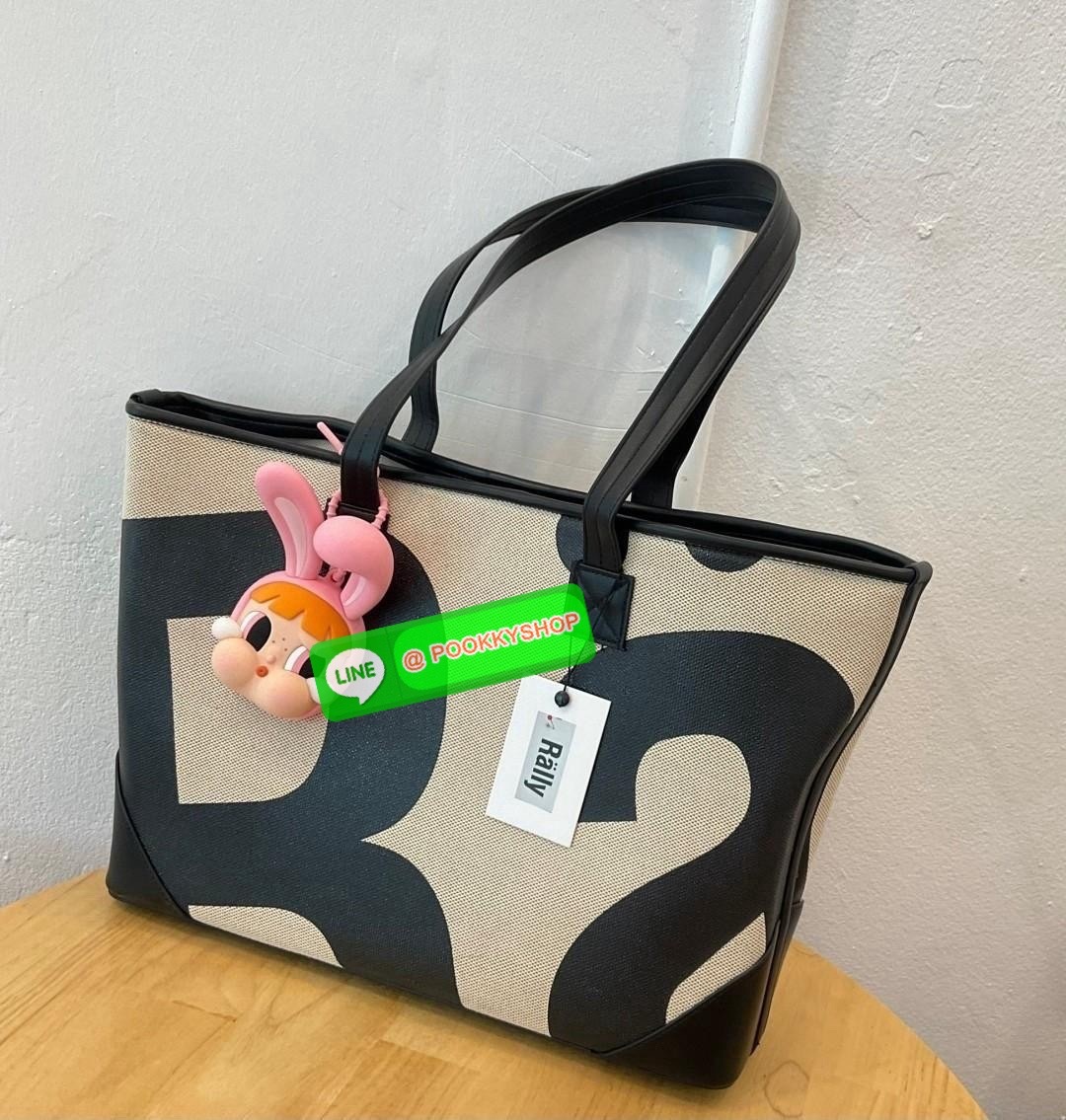 พร้อมส่งแล้ววันนี้!! RALLY TOTE BAG หายากที่สุดในตอนนี้!! ตัวกระเป๋าทำจาก LIGHTWEIGHT DURABLE CANVAS มีน้ำหนักเบา และในส่วนของฐนกระเป๋าและหูกระเป๋าทำจากหนังวีแกน ซึ่งมีความแข็งแรง ทนทาน แถมยังรองรับน้ำหนักได้ดี โดยภายในกระเป๋าจะมีช่องใส่ของขนาดเล็กสำหรับจ