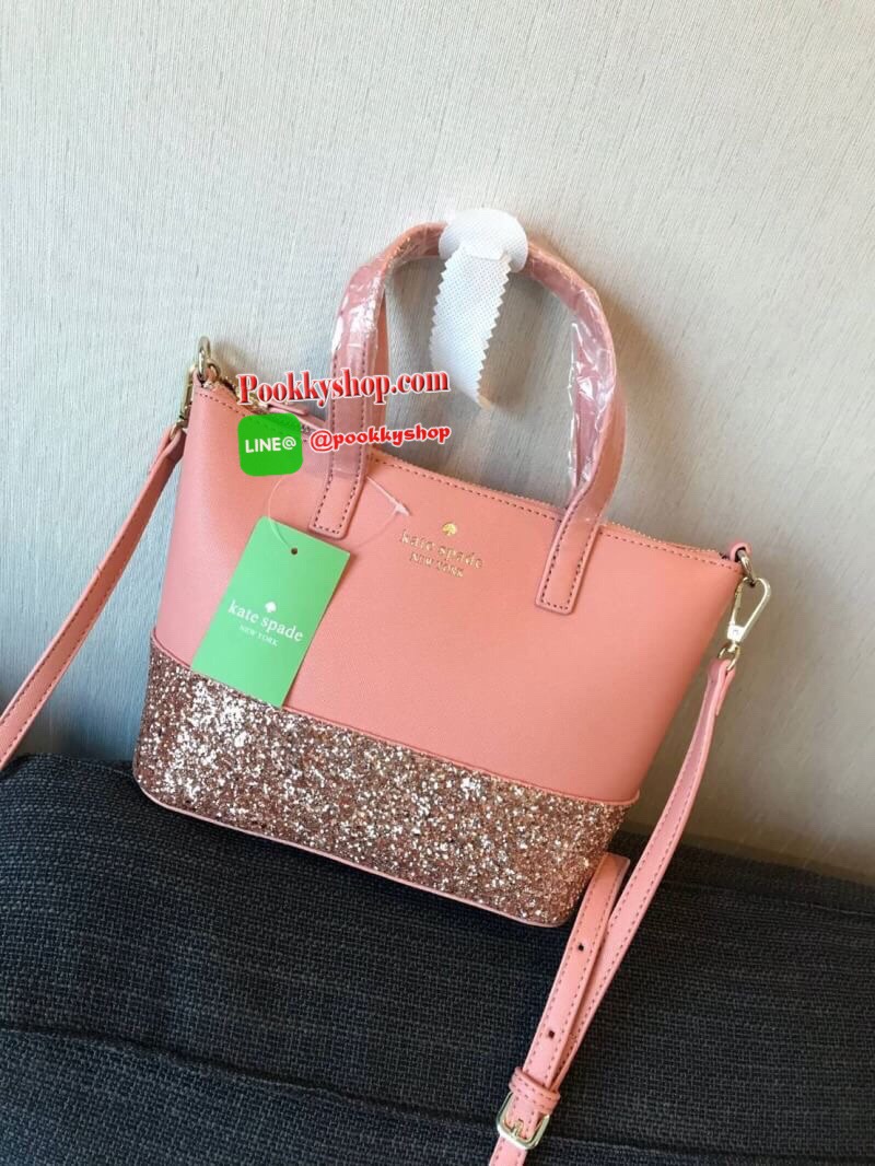 Kate Spade INA Greta Court Glitter Crossbody กระเป๋าถือหรือสะพายใบเล็ก วัสดุหนัง Saffiano สวยหรู ด้านหน้าประดับโลโก้สีทองสวย ก้นกระเป๋ามีดีเทลด้วยGlitter วิ้งๆดูหรู ภายในมีช่องซิปและช่องเล็ก สามารถใส่ ipad mini กระเป๋าสตางค์ใบยาวและของจุกจิกได้เยอะ มีหมุด