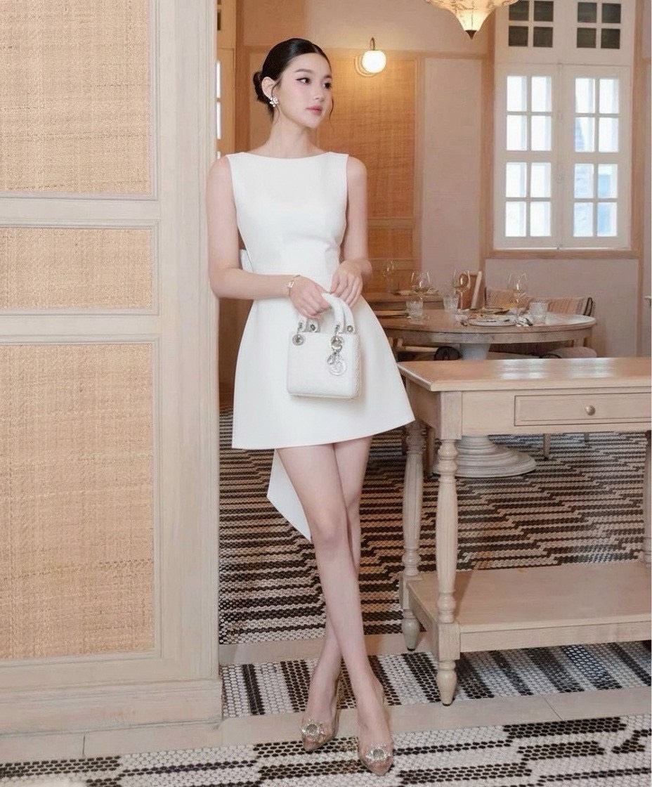 เดรสแฟชั่น เดรสขาวสุดหรู เรียบแต่ไม่ธรรมดา ดีไซน์เว้าหลังโชว์ผิวสวยอย่างมีเสน่ห์