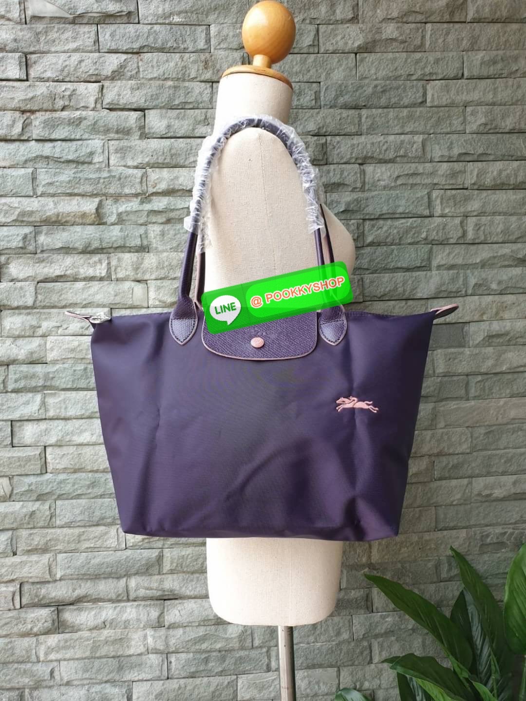 Longchamp Le Pliage Club Tote Bag Size S หูยาว วัสดุเนื้อผ้า Nylon Canvas เคลือบกันนำ้ ตัดด้วยหนังแท้ที่มีน้ำหนักเบา ดีไซน์เรียบง่ายแต่เต็มไปด้วยความคลาสสิก จนเป็นที่ชื่นชอบไปทั่วโลก Longchamp ปรับโฉม LE PLIAGE ด้วยการปักลายรูปม้า-ตราสัญลักษณ์ของแบรนด์บนผ