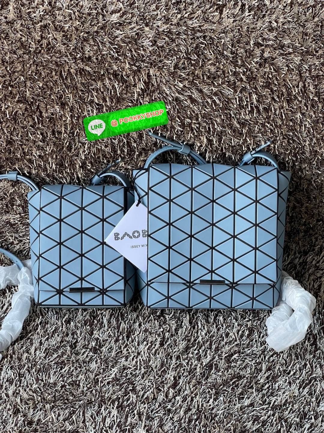 💕Baobao Issey Miyake Off-White Flap Messenger Bag(Large) สำหรับใครที่ต้องการใช้งานแบบเน้นการเคลื่อนไหวที่คล่องตัว แนะนำรุ่นนี้เลยคะ มาพร้อมแผ่นรูปทรงสามเหลี่ยมอันโดดเด่นแฝงไปด้วยความทันสมัยบ่งบอกถึงความเป็นเอกลักษณ์ของแบรนด์ได้เป็นอย่างดี ซึ่งสายส