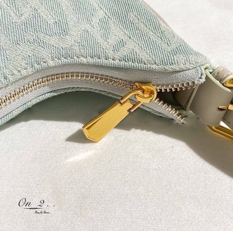 💥💥NEW Arrival 💥💥 Korean Style bag กระเป๋าสะพายไหล่ทรงวินเทจ สุดเก๋♥️ วัสดุเป็นผ้ายีนส์สีฟ้าอ่อนมีลาย น้ำหนักเบาใส่ของได้เยอะ สายสะพายสามารถปรับความยาวได้ค่ะ