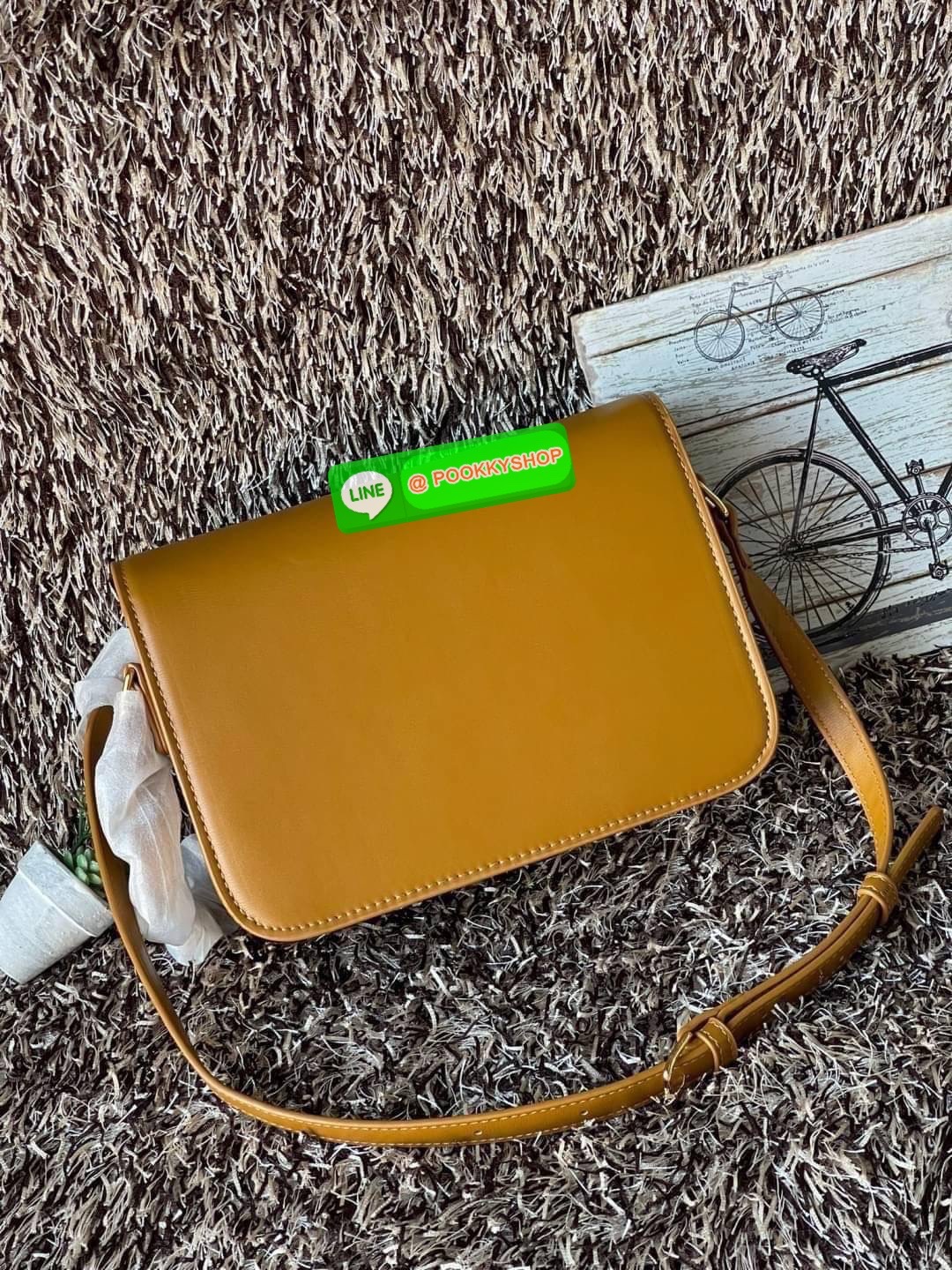 💕Celine MEDIUM TRIOMPHE BAG IN SHINY มีรูปทรงเป็นกล่องคล้ายกับกระเป๋า Classic Box แต่มีการออกแบบโลโก้ที่สะดุดตาแบบวินเทจ ด้วยดีไซน์ที่ดูโฉบเฉี่ยว แต่คงความคลาสสิคอย่างเต็มเปี่ยม ทำให้เป็นที่ดึงดูดความสนใจของสาวๆ สายสะพายสามารถปรับระดับได้ มีความคล