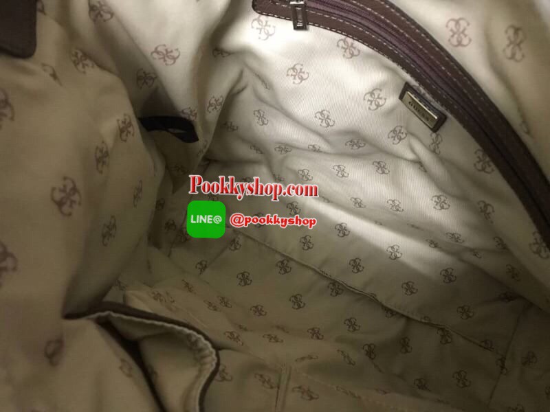 Guess Factory Large Tote Handbag กระเป๋าถือทรงช้อปปิ้ง สไตล์วิลเทจ น้ำหนักเบา มีหมุดรองฐานกันรอย เปิดปิดด้วยซิปด้านบน ด้านหลังมีช่องเพิ่มอีก1ช่อง สกรีนลายsignature รอบใบประดับtagเป็นโลหะและหนัง ถอดแยกใช้งานได้ ใบใหญ่ใส่หนังสือนิตรสาร ราคาสุดคุ้มเลยคร้า!!