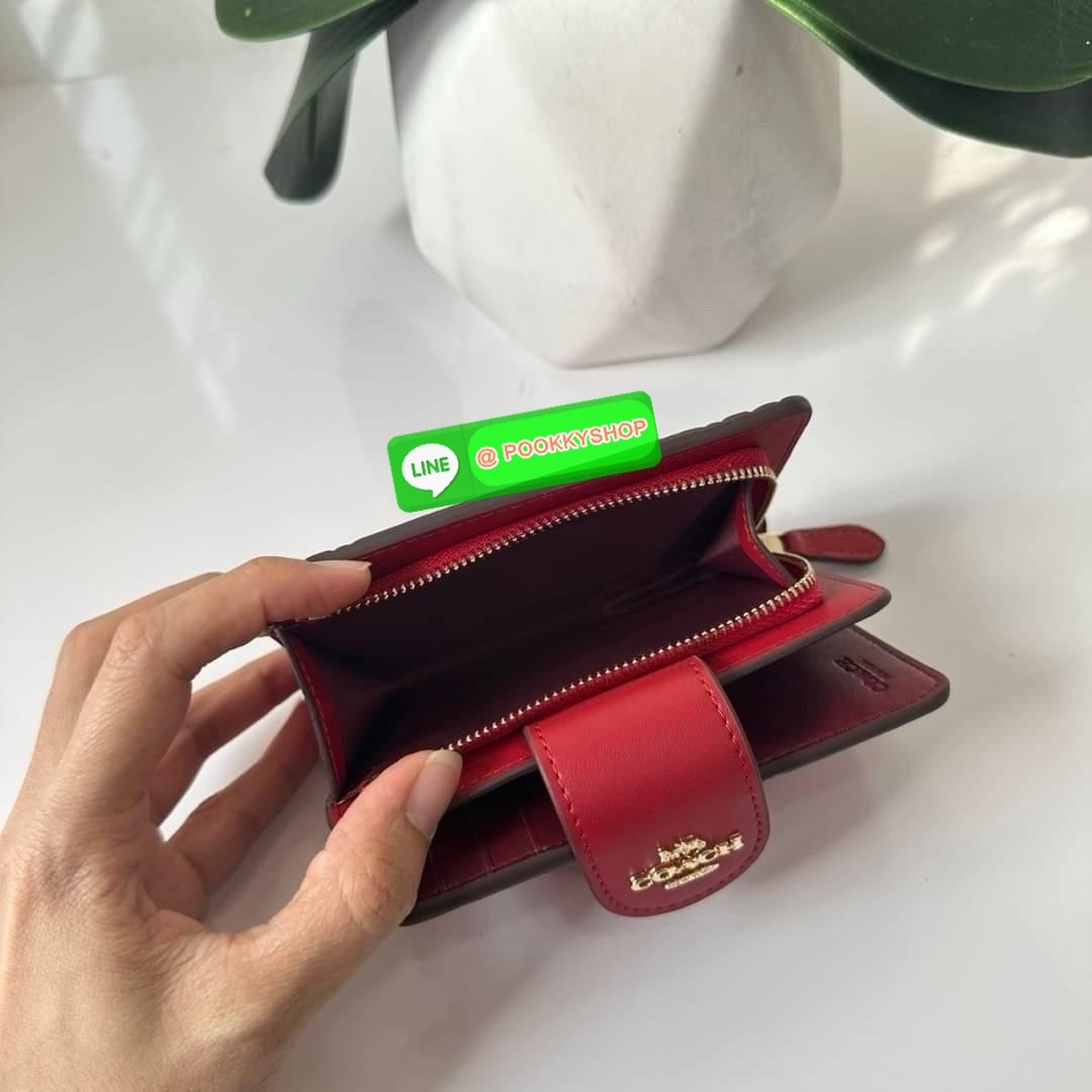 Coach Medium Corner Zip Wallet With Signature Leather 🔖กระเป๋าตังใบกลาง คอลเลคชั่นใหม่ หนังนิ่ม ลายC นูน สวยมาก 🔖วัสดุ: หนังแท้ 🔖เปิด - ปิดแบบกระดุม มีช่องใส่แบงค์ ใส่ธนบัตรได้ทุกชนิด ช่องใส่บัตร ใส่เหรียญ