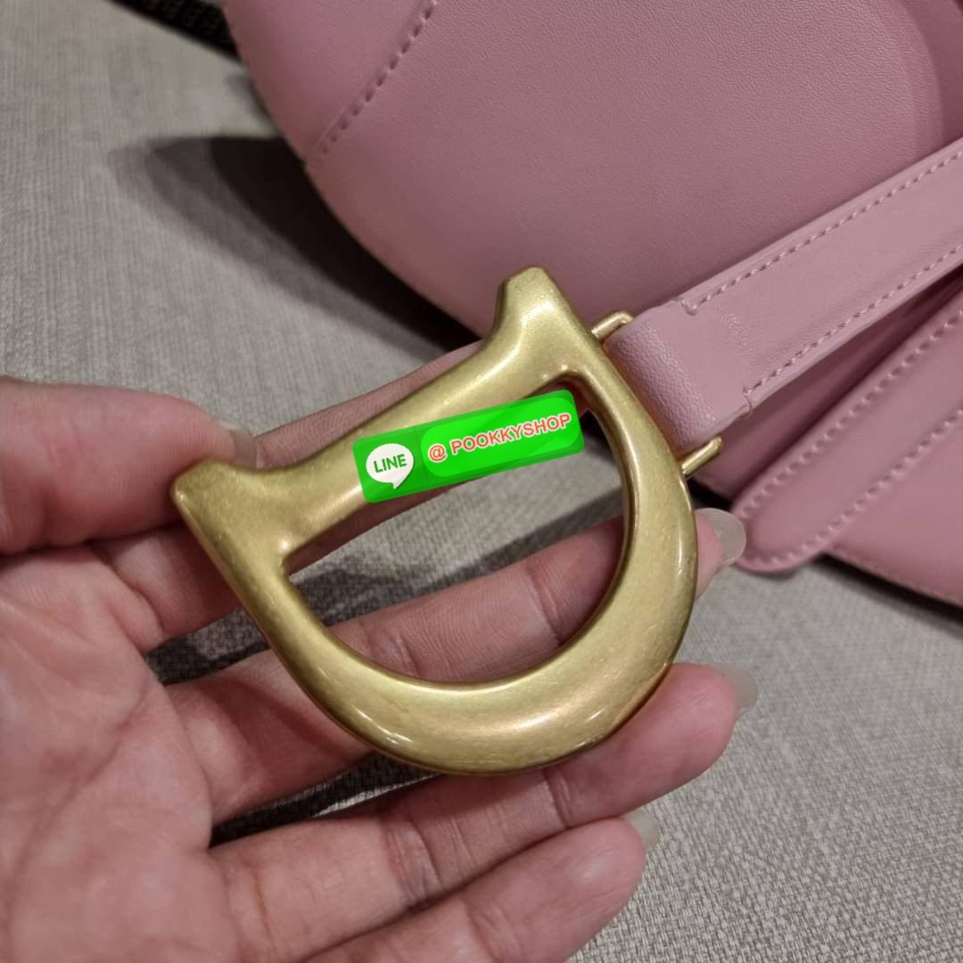 CD SADDLE BAG CALFSKIN กระเป๋าสะพายข้างพรีเมี่ยมกิ๊ฟ ทรงสวยไม่ซ้ำใคร กิมมิคในตัว ดูแพง ไซส์ใหญ่ ดีไซน์ย้อนยุค เป็นเอกลักษณ์สวยทุกแบบ เปิด-ปิดด้วยกระดุมแม่เหล็กซ่อน ใช้งานง่ายมากๆ ภายในเป็นช่องโล่ง มีช่องซิป วัสดุหนังลูกวัวฟอกสี ใส่ของสำคัญได้เลย หมดห่วง ม