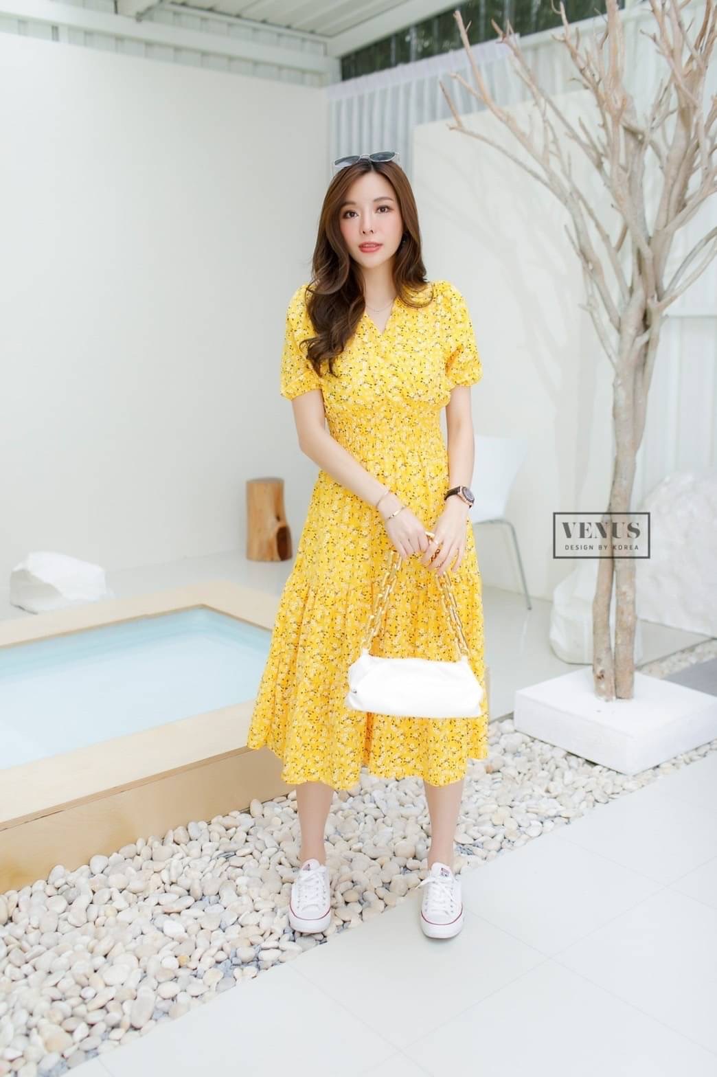 'm Lady By Venus Flora Maxidress แม๊กซี่เดรสพิมพ์ลายดอกไม้ คอวีทรงป้ายอก ช่วงอกแต่งจั๊มยืดตามตัวนะคะ แม๊ทกับรองเท้าผ้าใบก็น่ารักคะ