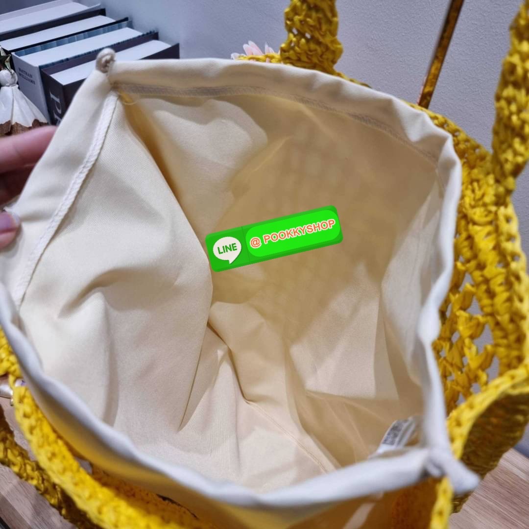 PRADA RAFFIA TOTE BAG สวยไม่ซ้ำใคร สไตล์บีช เหมาะมากกับการสะพายไปเที่ยวทะเล หรือจะใช้ในวันสบายๆก็ตอบโจทย์ กับกระเป๋าสะพายสานใบใหญ่ ตัวกระเป๋าเป็นวัสดุสังเคราห์จากธรรมชาติ สานทอเต็มใบออกมาเป็นลวดลายสวยงาม มีกระเป๋าซับในให้ สำหรับใส่ของเป็นสัดส่วน และรูดปาก