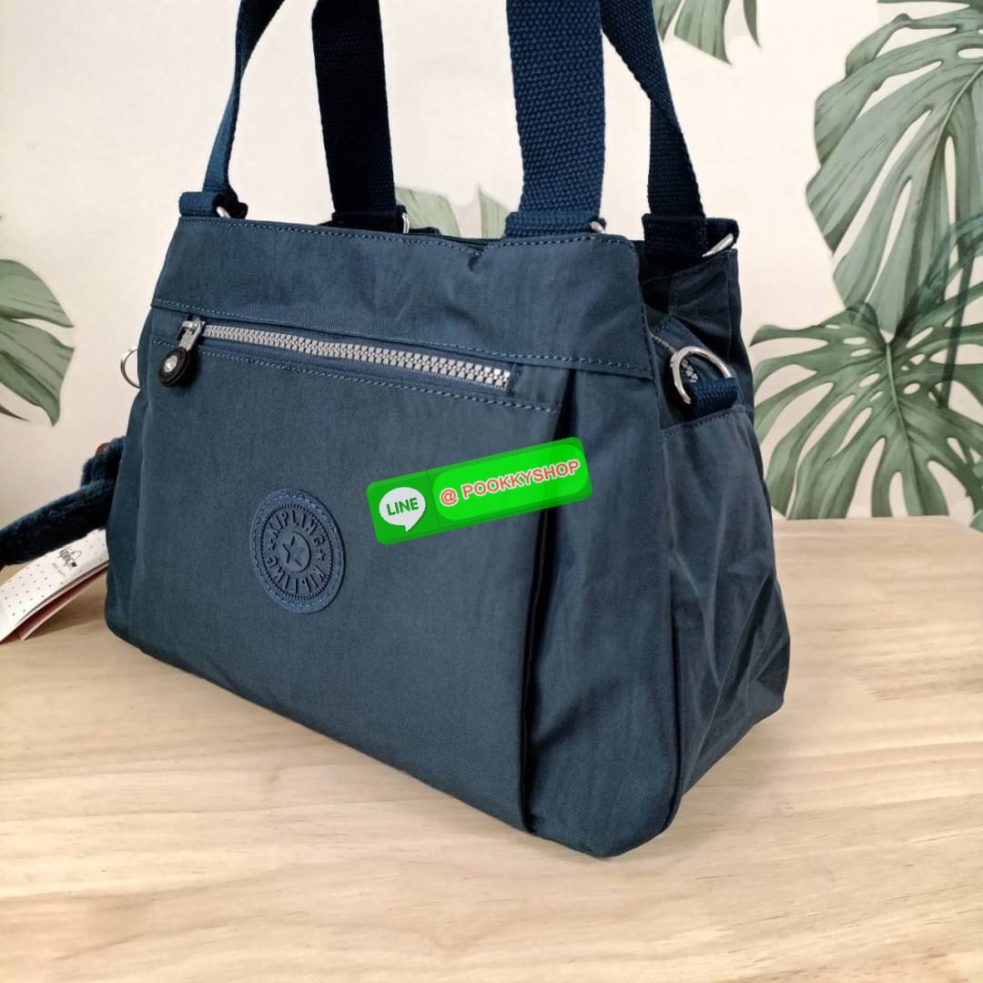 KIPLING ELISE HANDBAG กระเป๋าถือและสะพายไหล่ ขนาดกำลังพอดี จุของได้มาก มีหูจับสองสาย ถือสะดวก น้ำหนักเบา มีช่องซิป ด้านหน้า ช่อง กระเป๋าหลักเปิด-ปิดด้วยซิป มี3 ช่องว่างใส่ของได้จุมากๆ ใส่มือถือได้ กระเป๋าสตางค์ใบยาว และ เครื่องสำอางค์ได้หลายชิ้นเลยค่ะ เก็