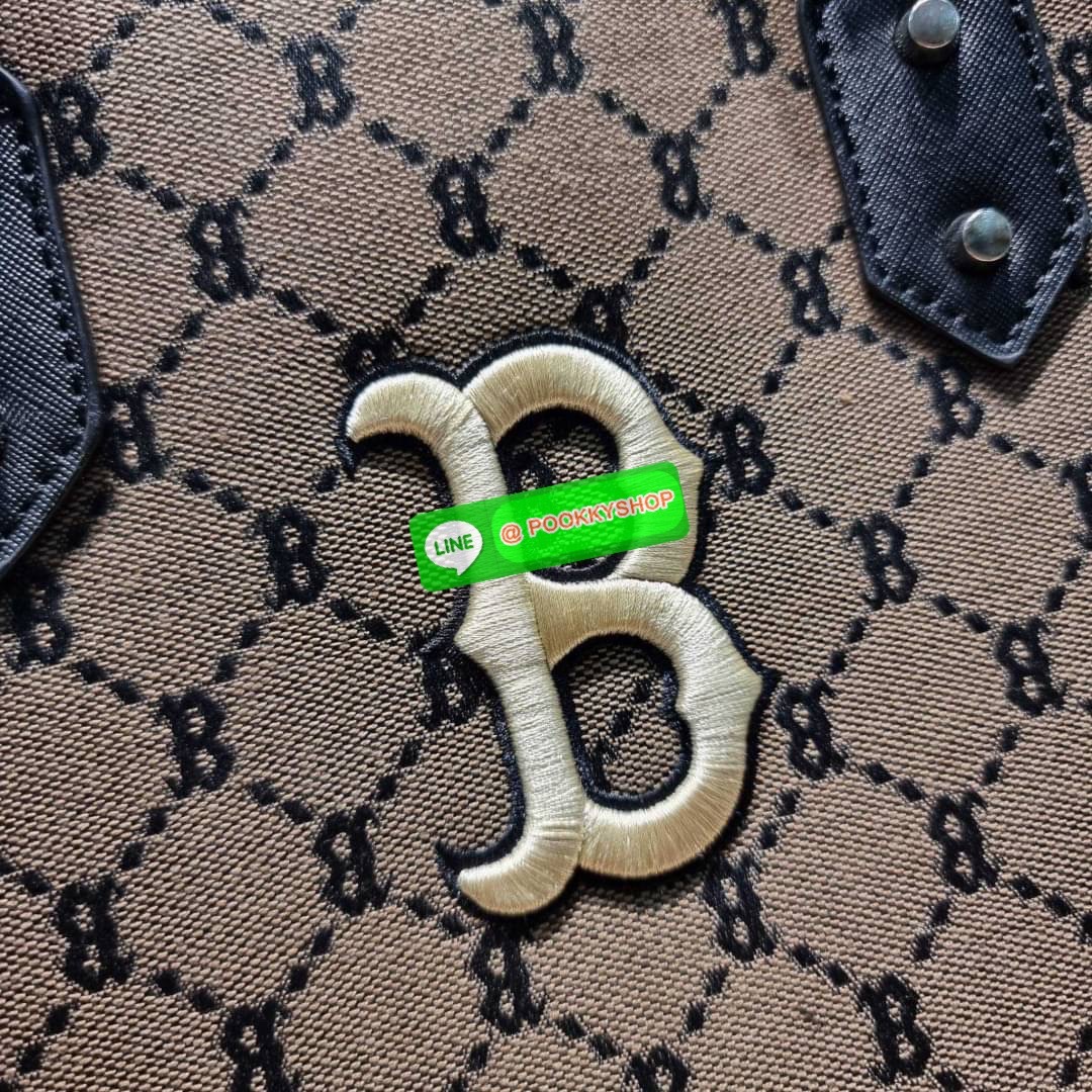 MLB MONOGRAM TOTE BAG กระเป๋าทรงโท้ท ใบใหญ่จุคุ้ม ที่มีกิมมิคไม่เหมือนใคร ด้วยดีไซน์ลวดลายโมโนแกรมเอกลักษณ์ ปั๊มลงบนผ้าแคนวาสและหนัง pu คุณภาพดี สวยคม ปากกระเป๋ามีอะไหล่เกี่ยวกันของหล่นได้ มาพร้อมสายสะพายในตัว ภายในโล่งกว้างมาก ใส่ของสำคัญได้แบบไร้กังวล ห