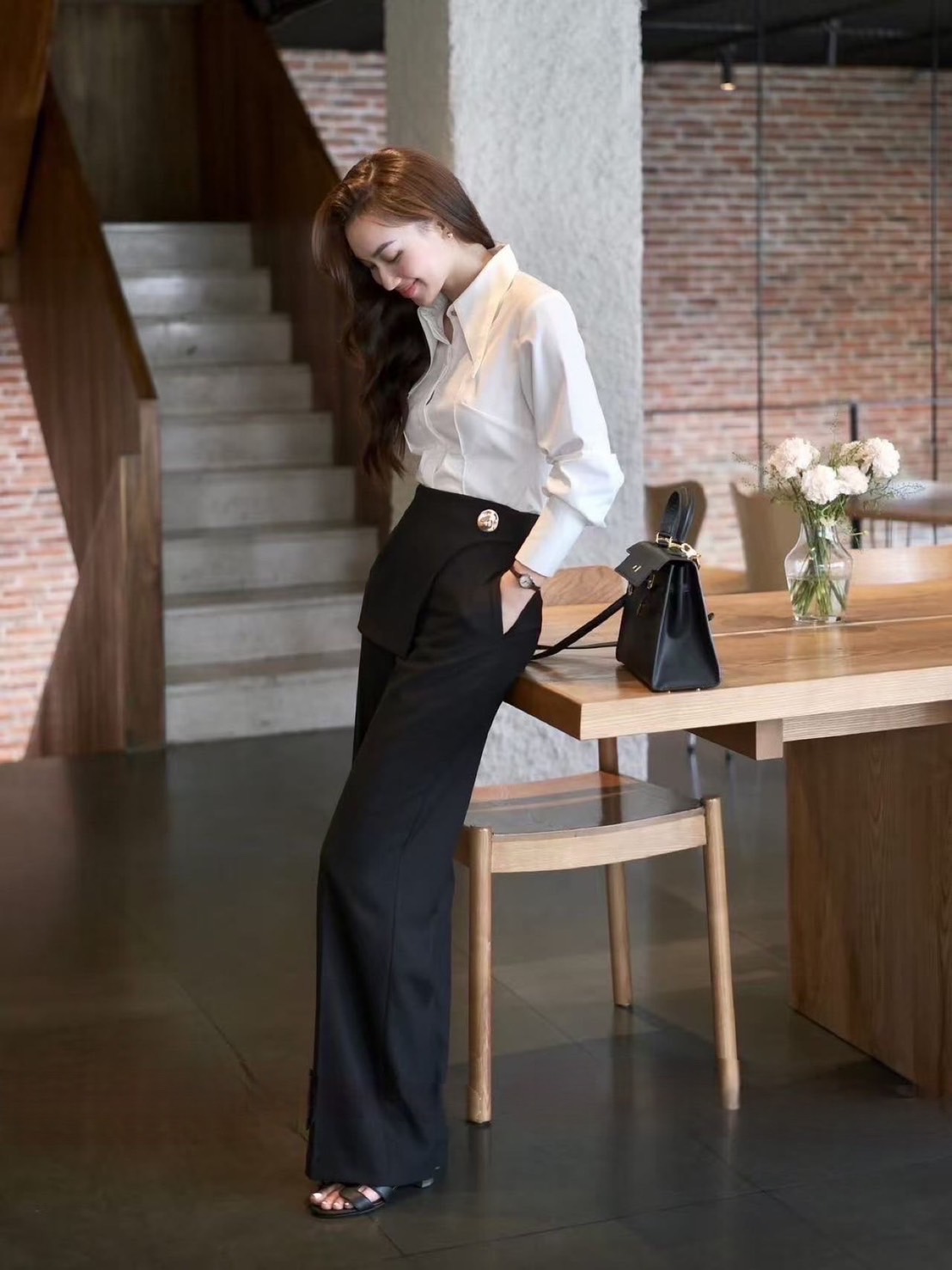 ชุดเซทแฟชั่น เสื้อเชิ้ตคอปกดีไซน์เก๋ ด้านหน้ากุ๊นเป็นเส้นตรง กระดุมซ่อนด้านหน้าใช้งานได้จริง