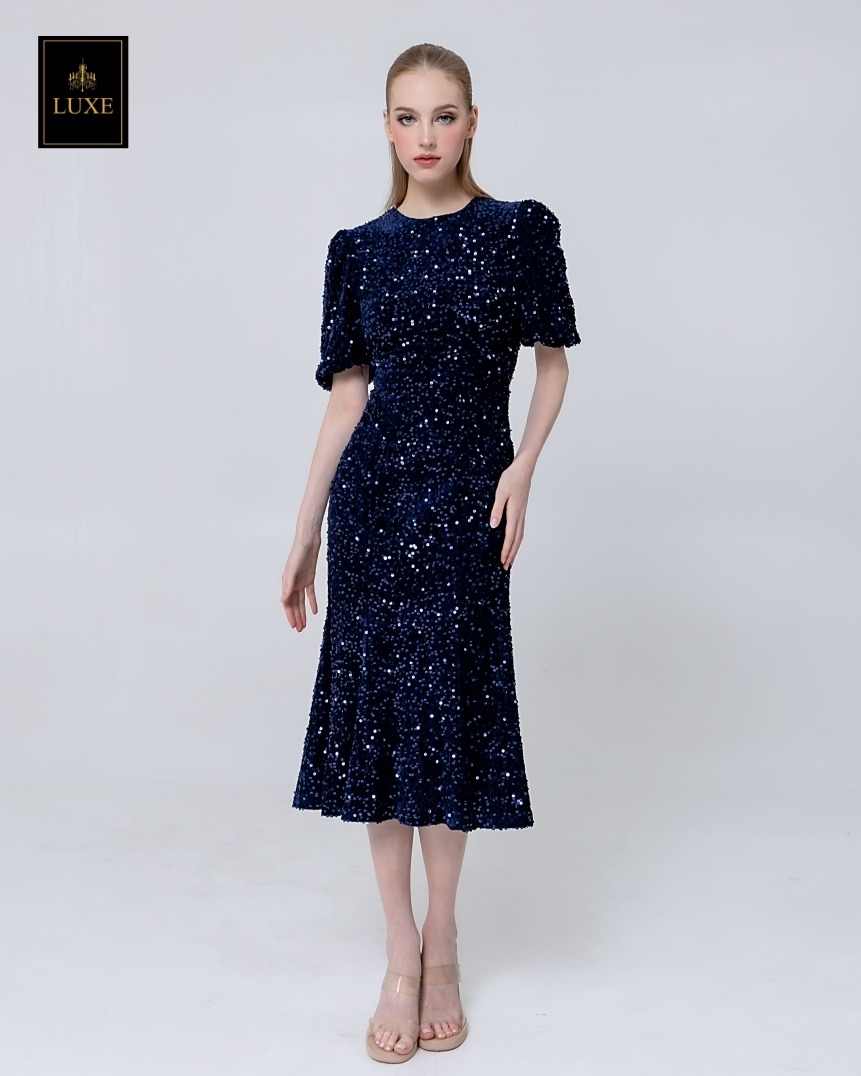 เดรสเสื้อคอกลม แขนสั้นปลายแขนพอง ชายกระโปรงบานเล็กน้อย