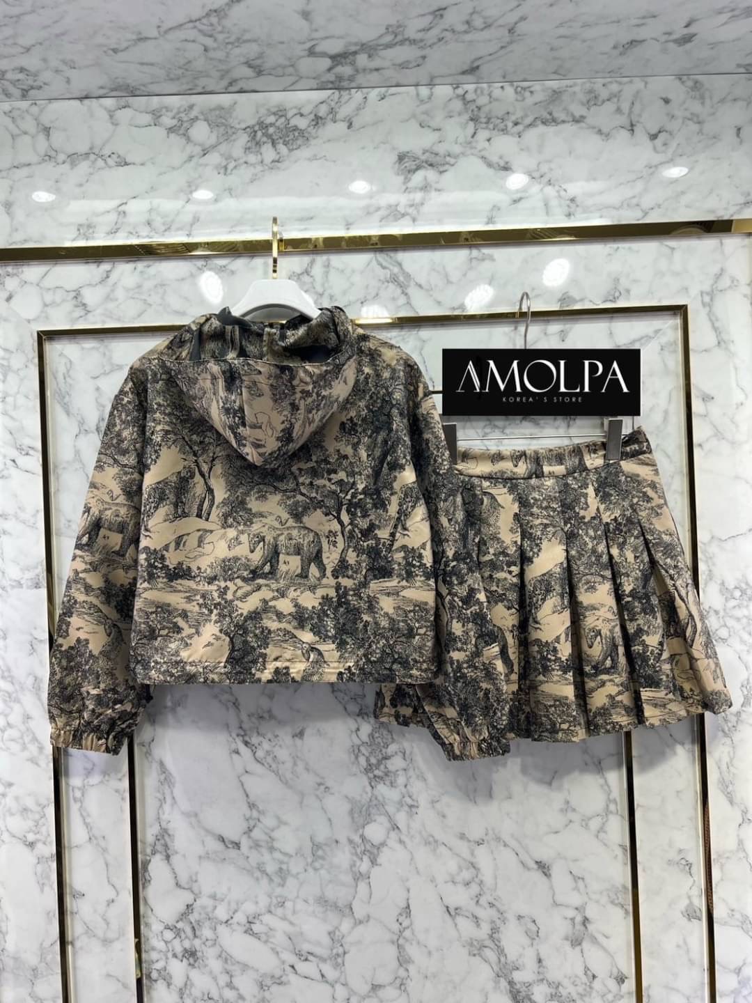 SET HOOD DIOR Classic Original 2023SS ตัวเสื้อเป็นเสื้อคลุมมีฮู๊ดดด มาพร้อมกระโปรงจีบรอบทรงสวย สวยเด่น ผ้าใส่สบายมากกกก เนื้อผ้าดีมากๆค่ะค๊าลูกค้า ใส่แล้วไม่ร้อนระบายความร้อนได้เป็นอย่างดีเลย ผ้าเย็นๆ ใส่สบายสุดๆ แมทซ์กับอะไรก็สวย เข้ากันได้ดี ป้าย Tag DI