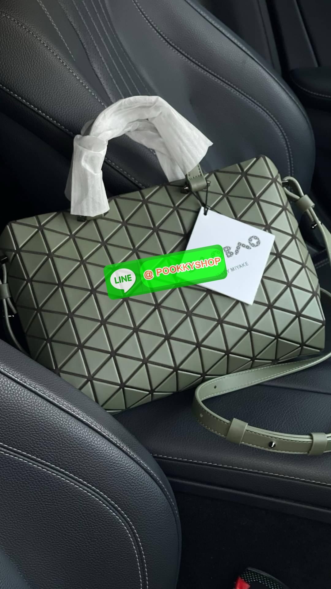 *Small BAO BAO ISSEY MIYAKE TONNEAU เป็น ซีรีย์ที่มีเอกลักษณ์เฉพาะตัว ด้วยแผ่นสามเหลี่ยมที่มีสัญลักษณ์เท่ากันทุกด้าน และยังผสมผสานงานดีไซน์ อันสง่างามเท่ากับฟังก์ชั่น การใช้งานสุดพิเศษ โดยมีจุดเด่นที่ซิปด้านบน สำหรับเปิดปิดและมีสายสะพายไหล่ ที่สามารถถอดออ