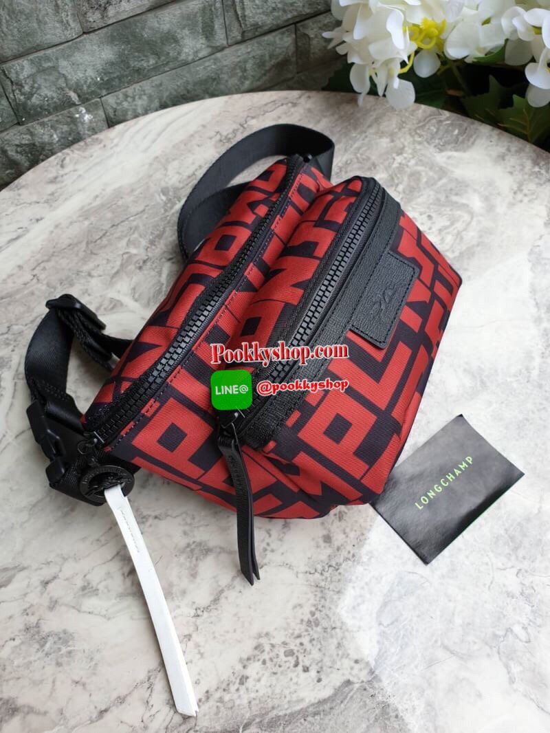 Longchamp Le Pliage Graphic Nylon Belt Bag กระเป๋า คาดอก / คาดเอว ลายกราฟฟิก วัสดุเนื้อผ้า Nylon Canvas เคลือบกันนำ้ ตัดด้วยหนังแท้ที่มีน้ำหนักเบา มี 2 ช่องซิปสะดวกใช้ ดีไซน์เรียบง่ายแต่เต็มไปด้วยความคลาสสิก ที่จับหัวซิปปั้มแบรนด์ จุของได้เยอะ ใบนี้แนะนำเ